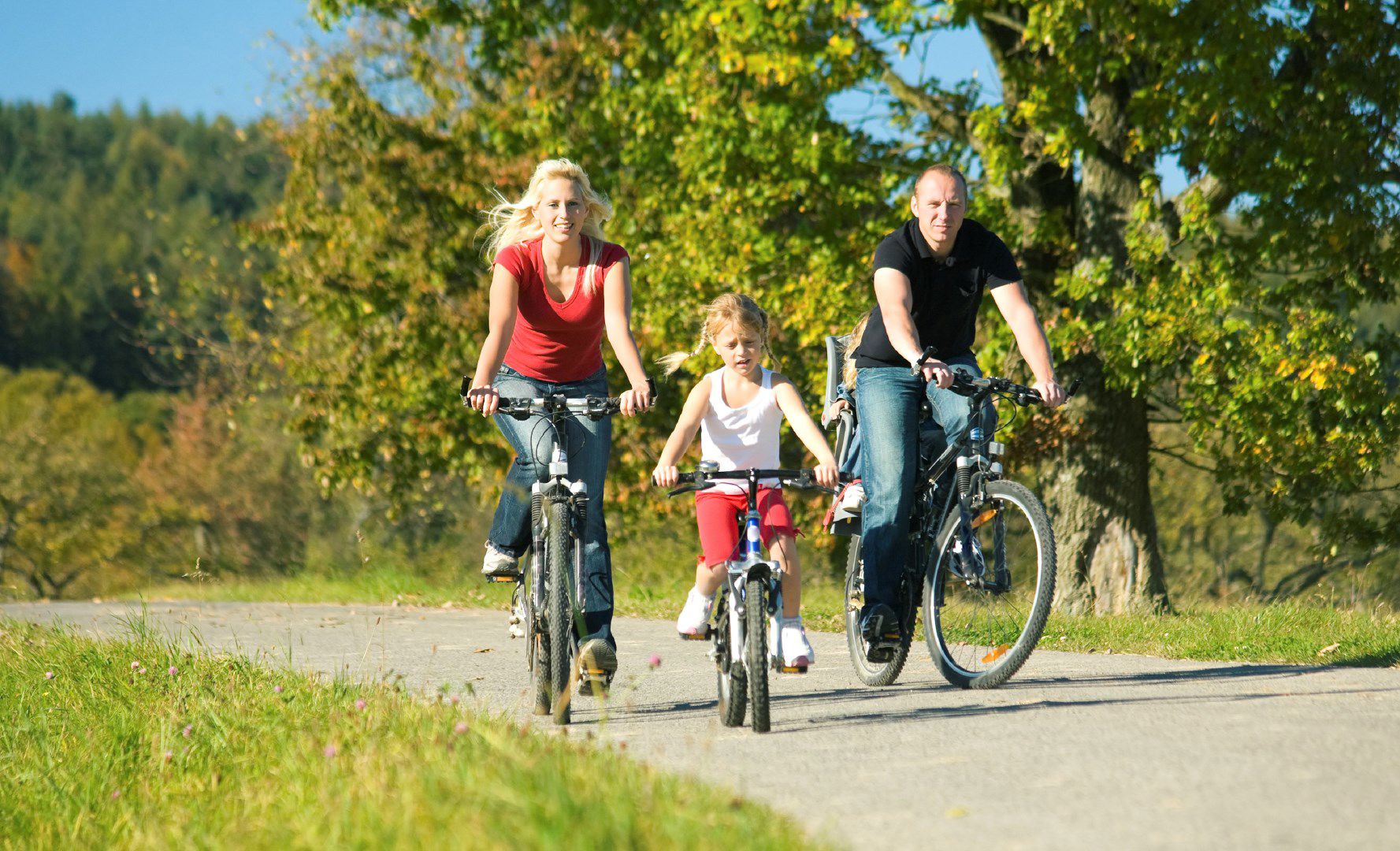 familie på cykeltur grusvej og skov