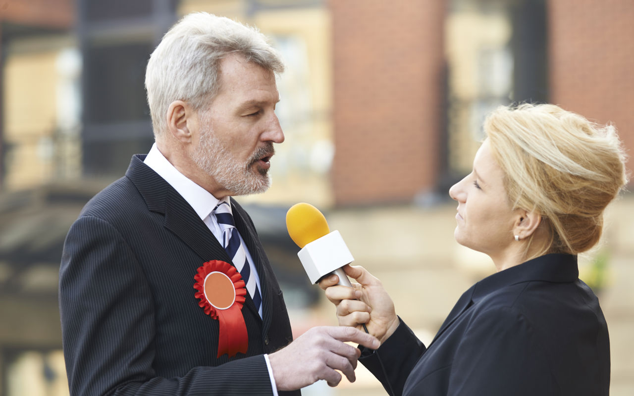 mand bliver interviewet af kvinde