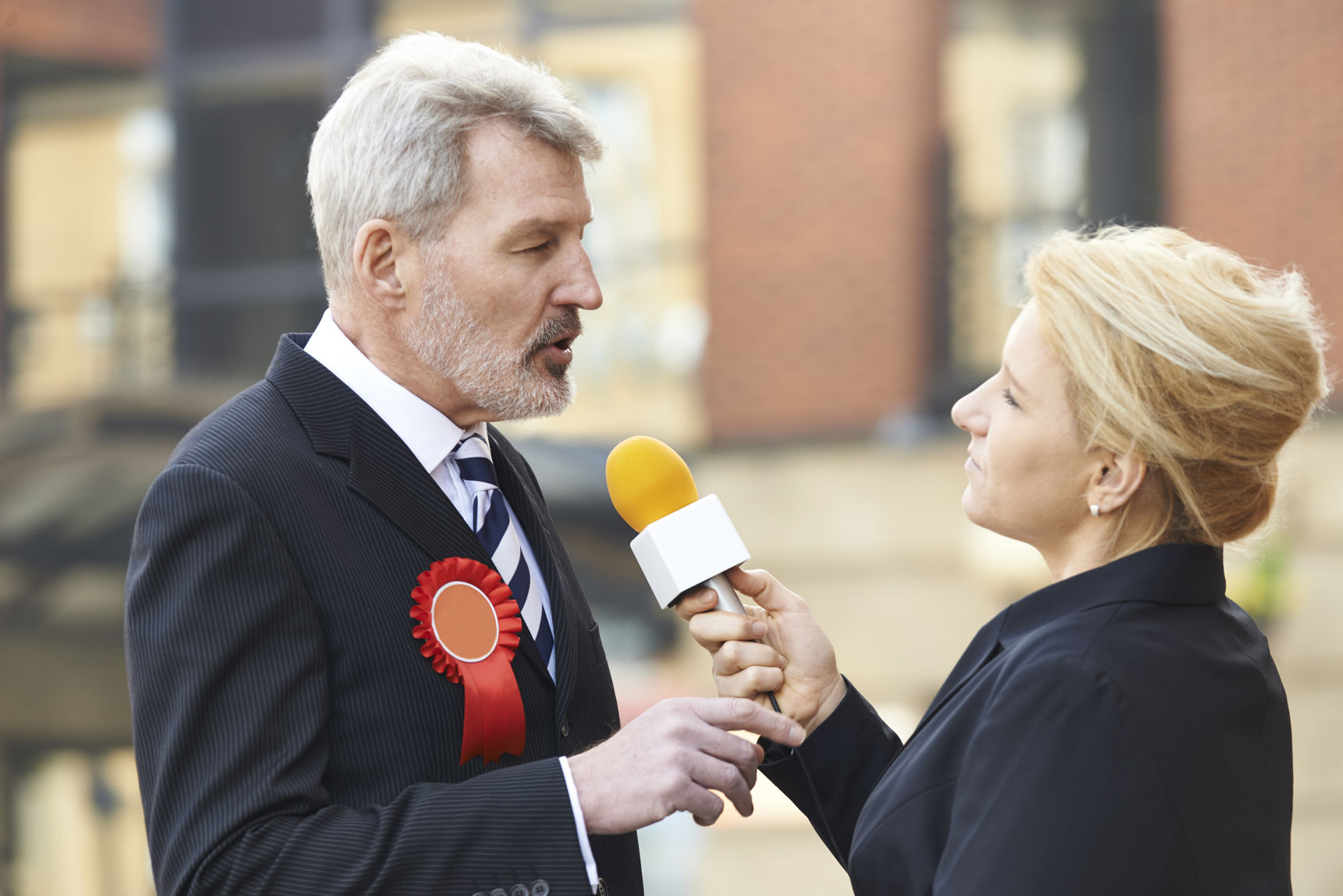 mand bliver interviewet af kvinde