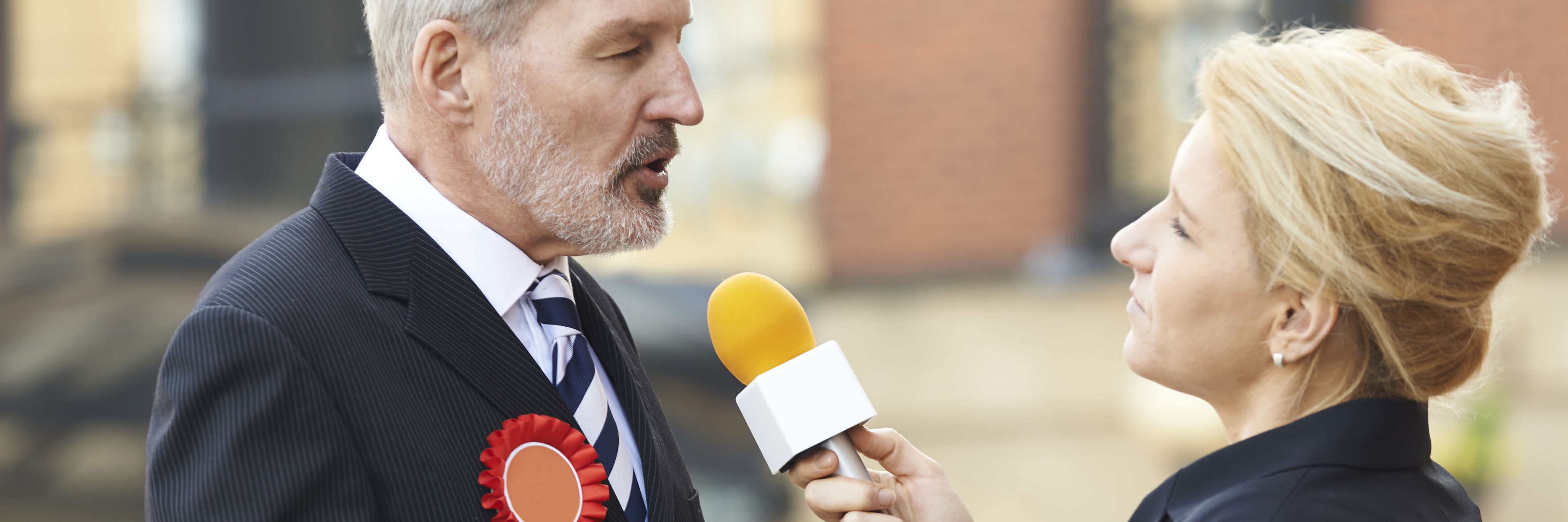 mand bliver interviewet af kvinde