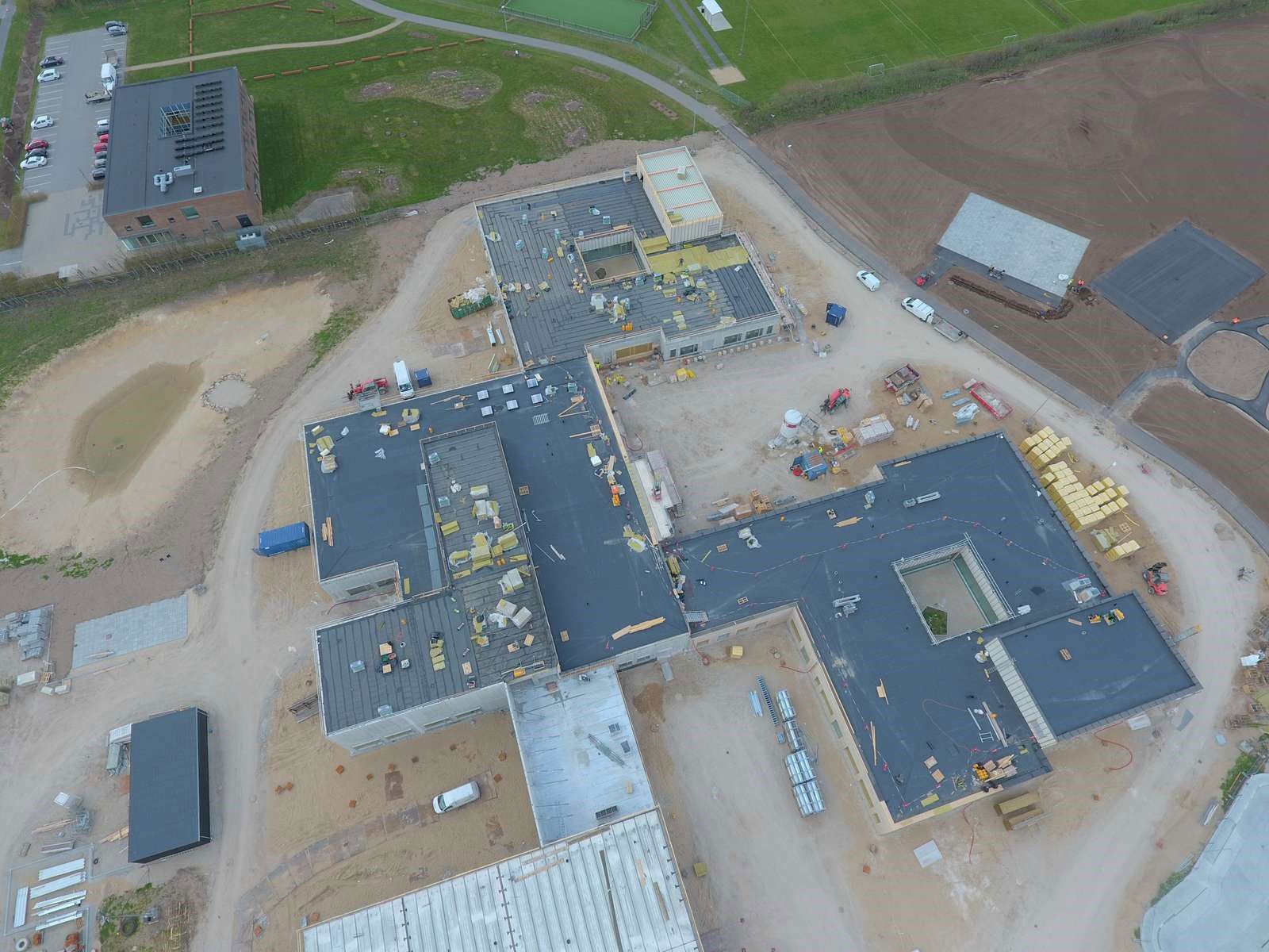 Skolecenter Jetsmark set fra luften under opførsel