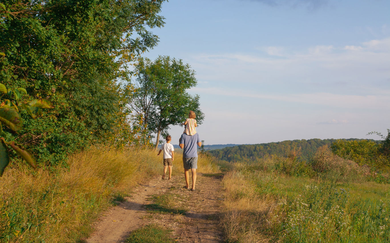 Familie med en voksen på tur