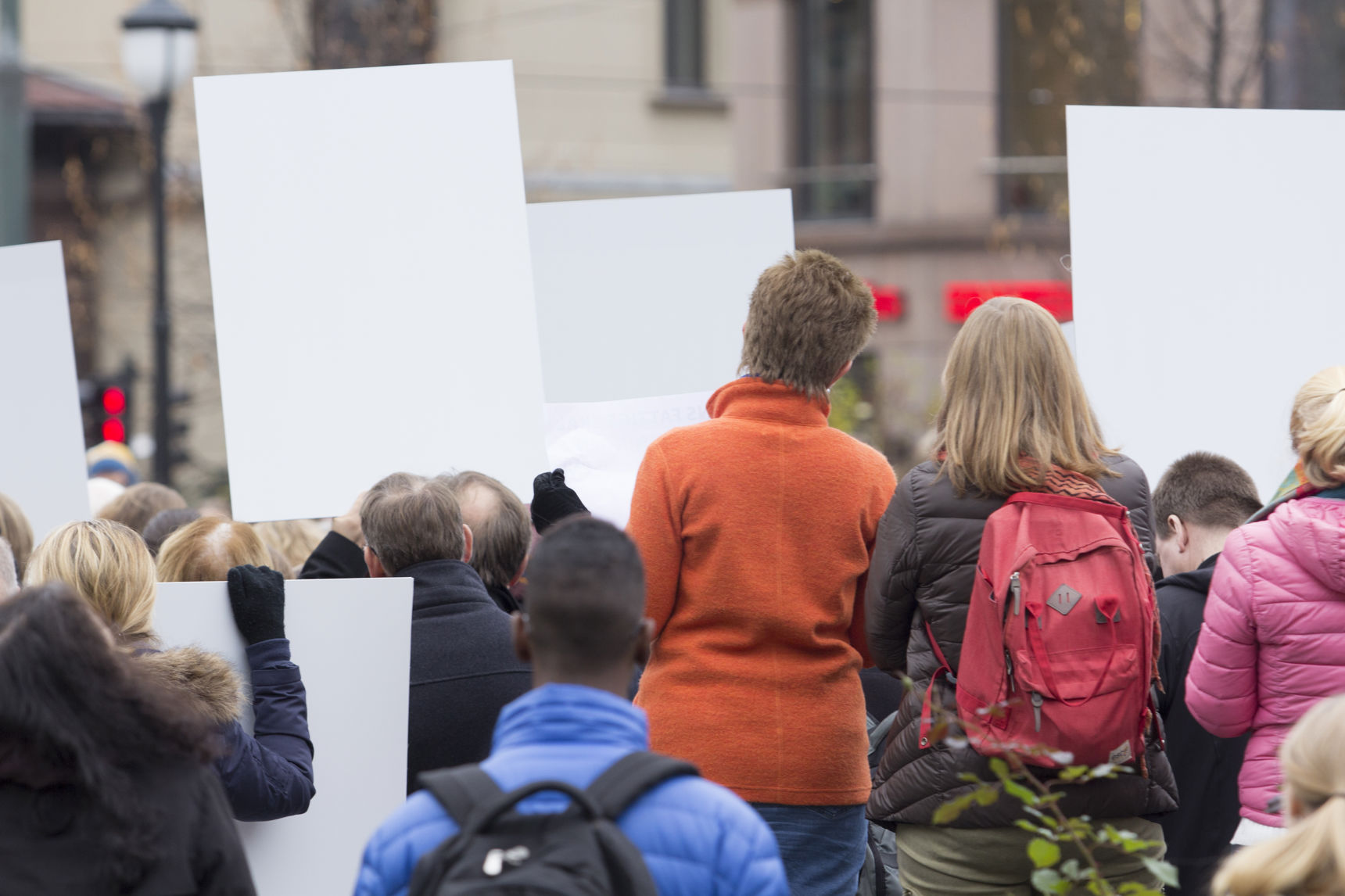 folk der deltager i demonstration set fra ryggen