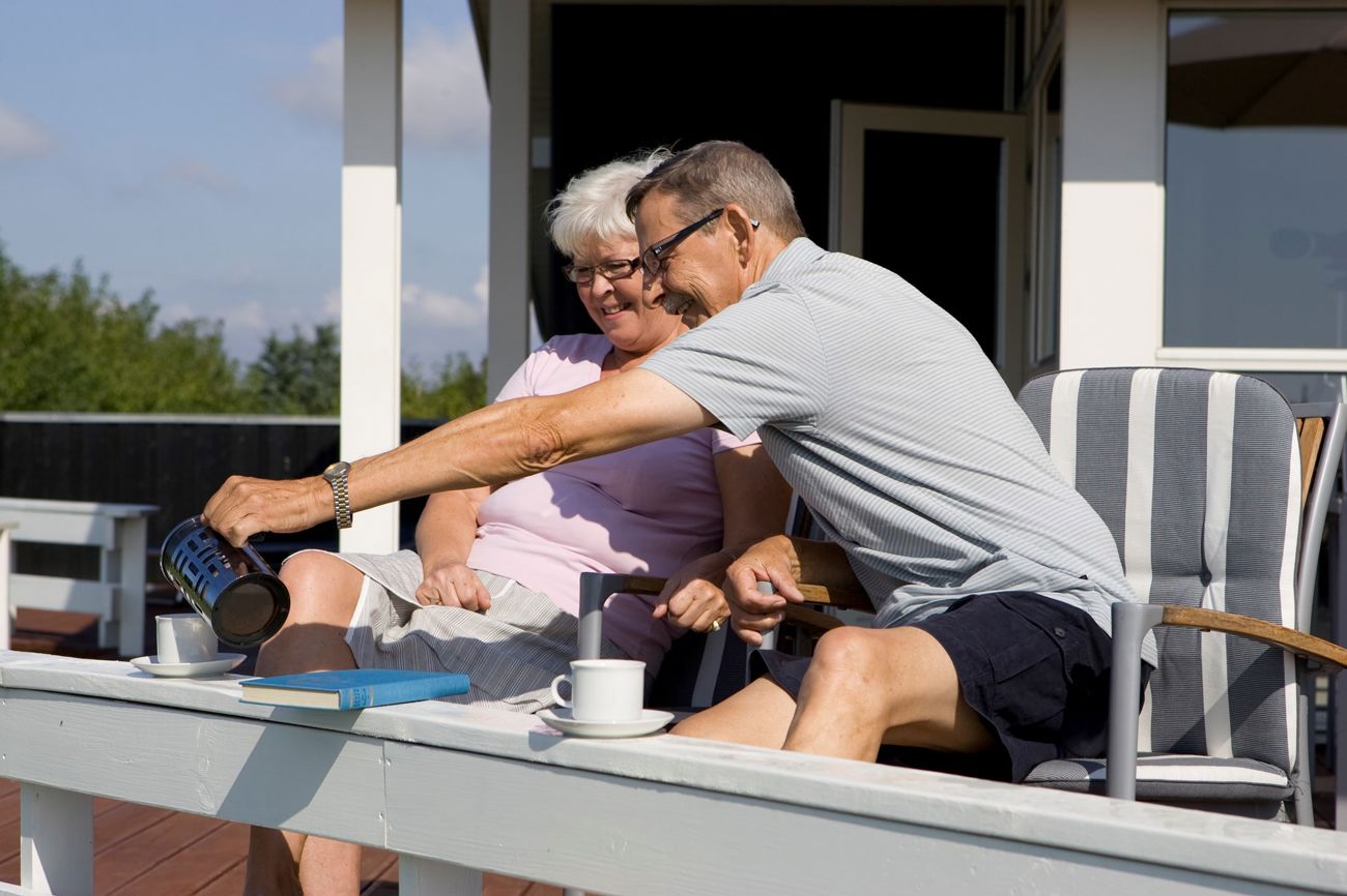 to ældre nyder kaffe i solen