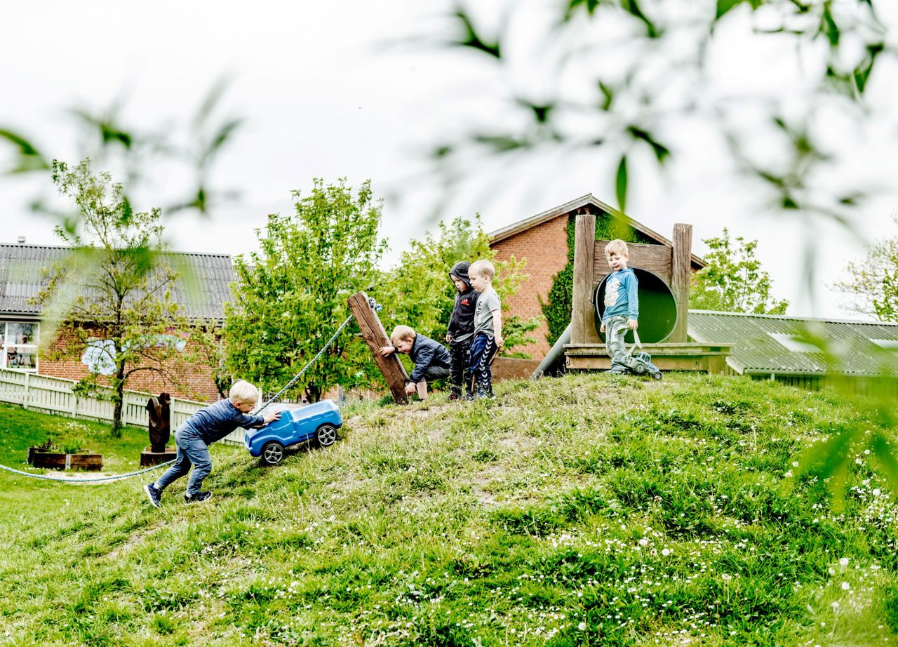 børnehavebørn på legeplads