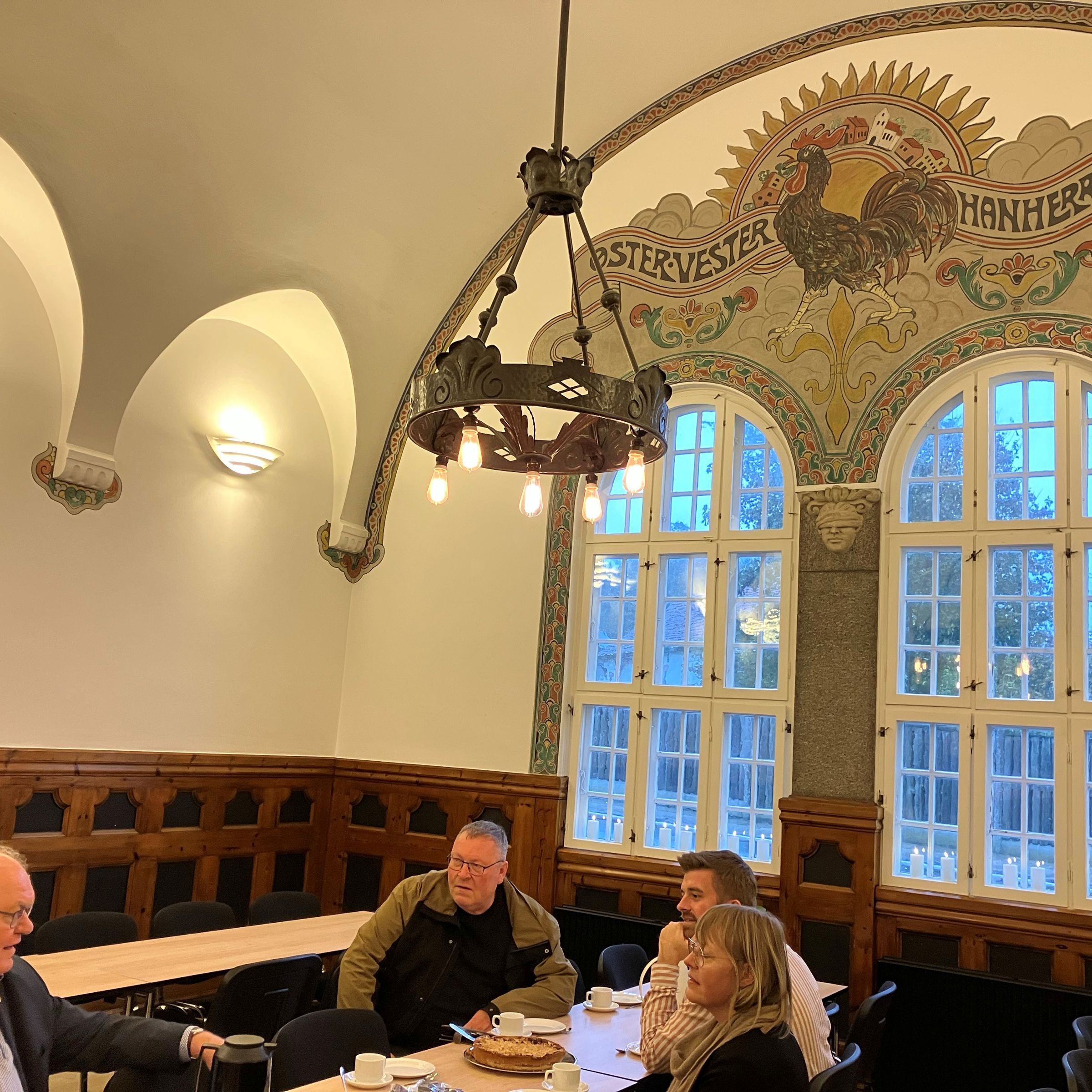 Snak Og Kaffe I Den Smukke Tinghussal