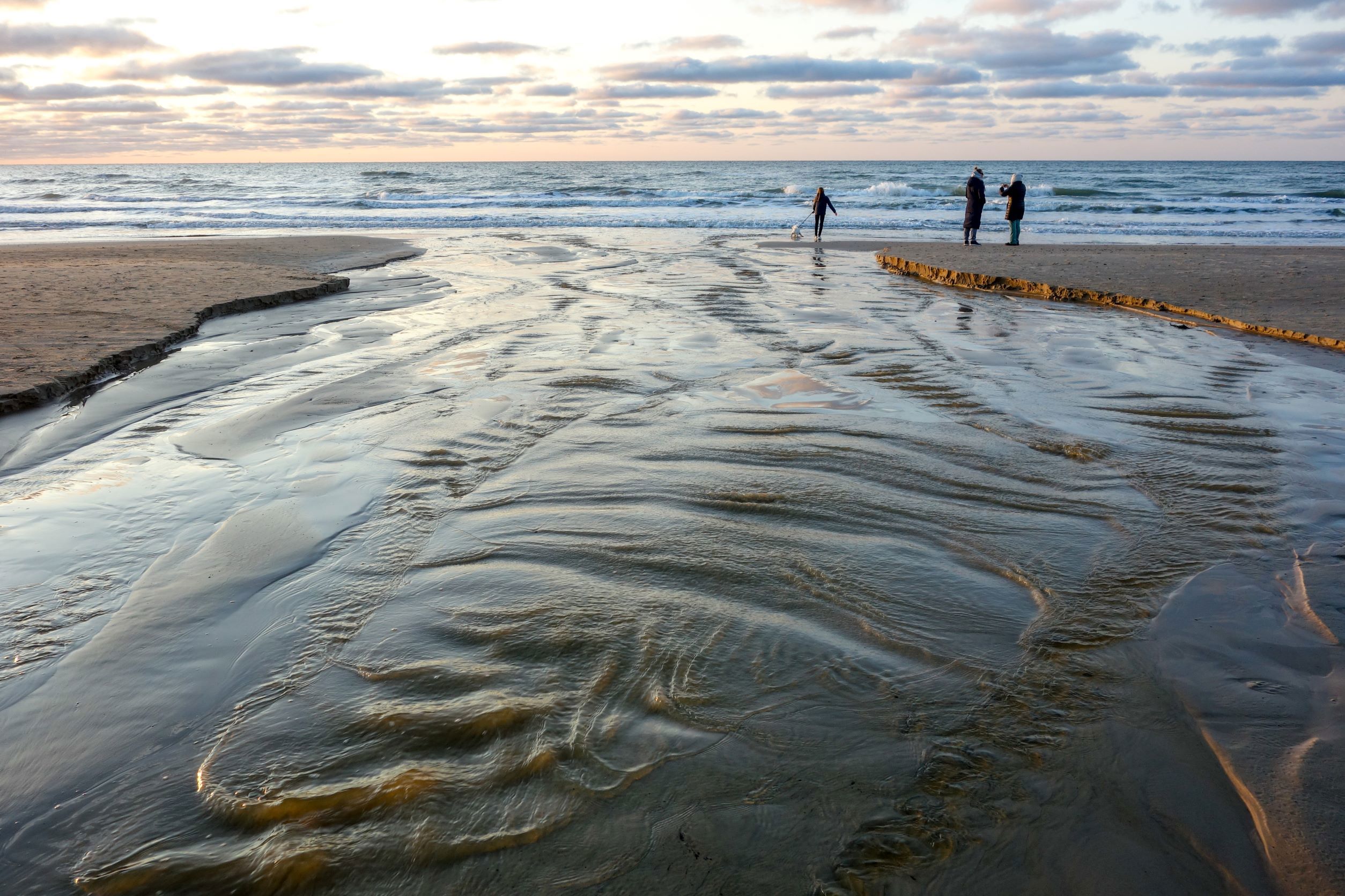 Bæk løber ud i havet