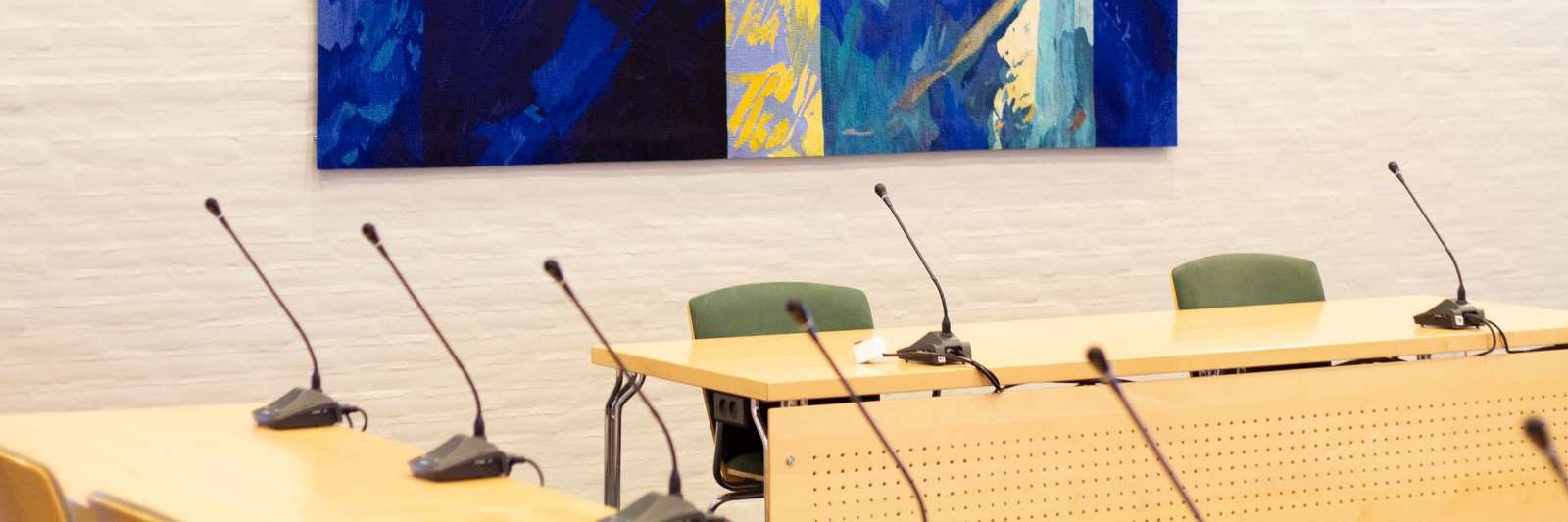 Vægtæppe og mikrofoner i byrådssalen