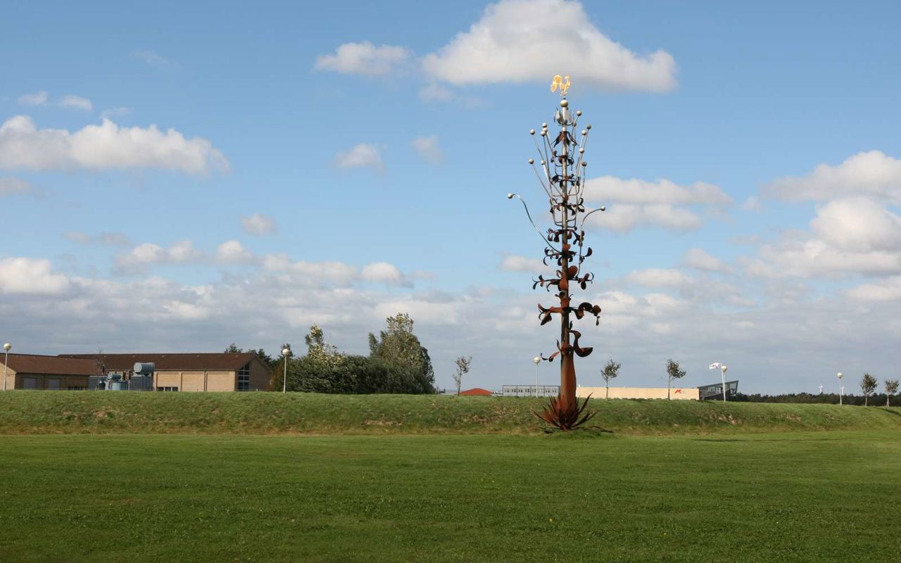 skulptur ved indkørsel til industriområde i Pandrup