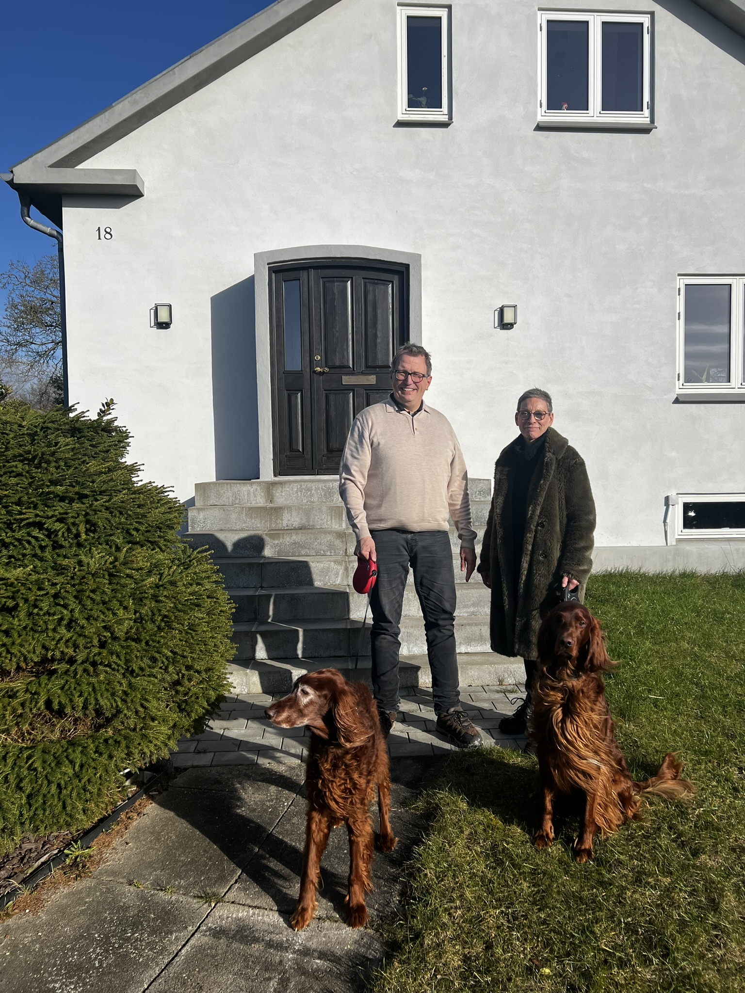 Christian og Jacqueline sammen med hundene Hilly og Viggo foran huset i Ingstrup, som de har renoveret