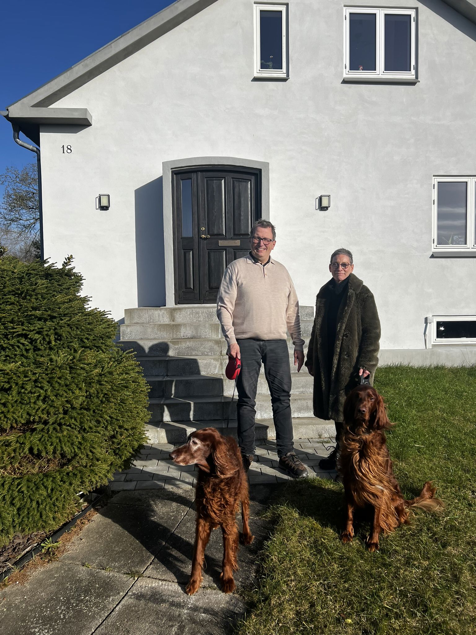 Christian og Jacqueline sammen med hundene Hilly og Viggo foran huset i Ingstrup, som de har renoveret