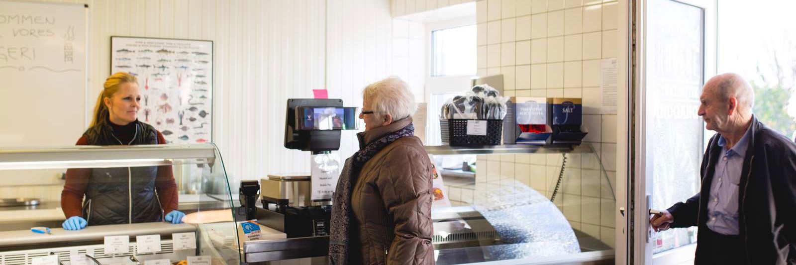 Fiskebutik med kunder