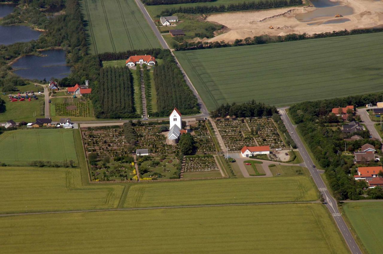 Luftfoto af kirkegård og kirke