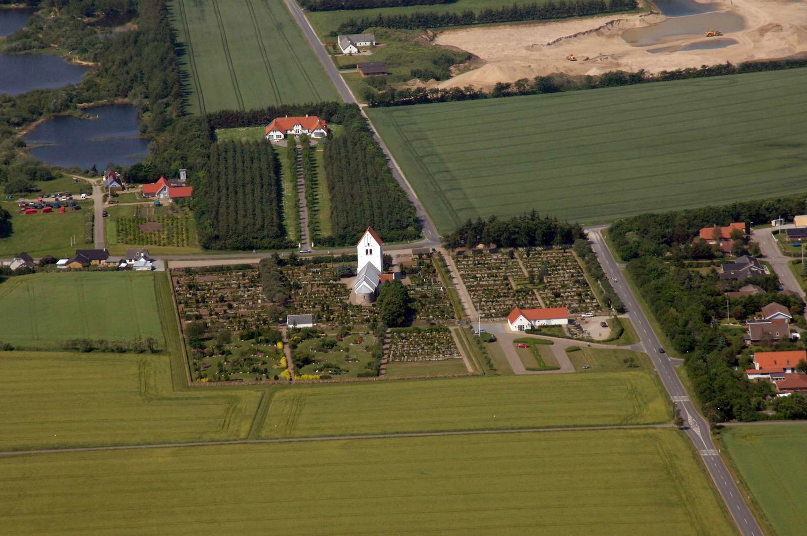 Luftfoto af kirkegård og kirke
