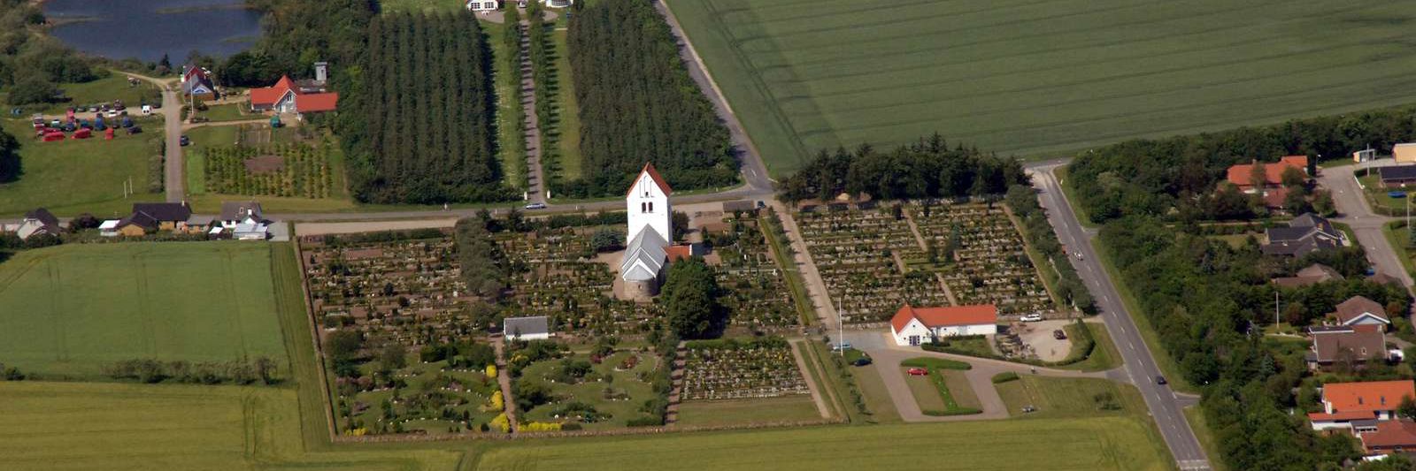 Luftfoto af kirkegård og kirke
