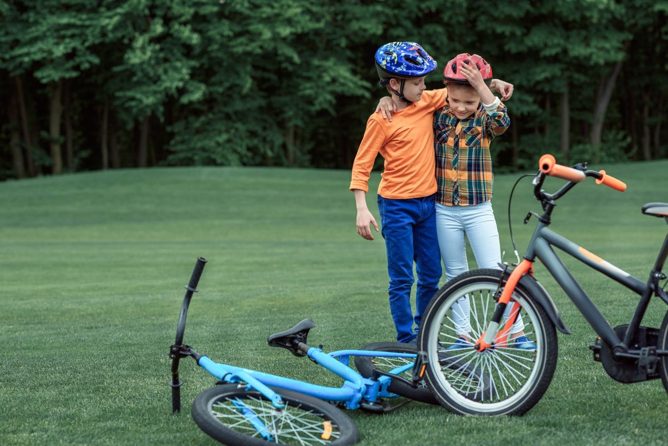 to drenge og to cykler