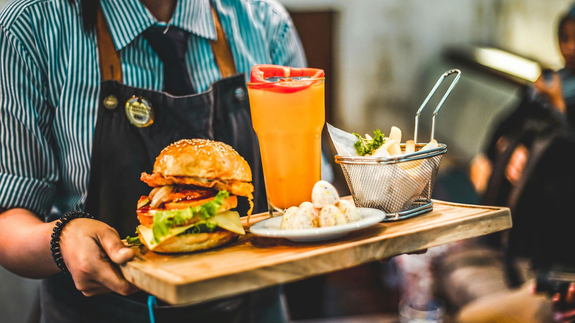 Serveringsbakke Med Burger Og Pommes