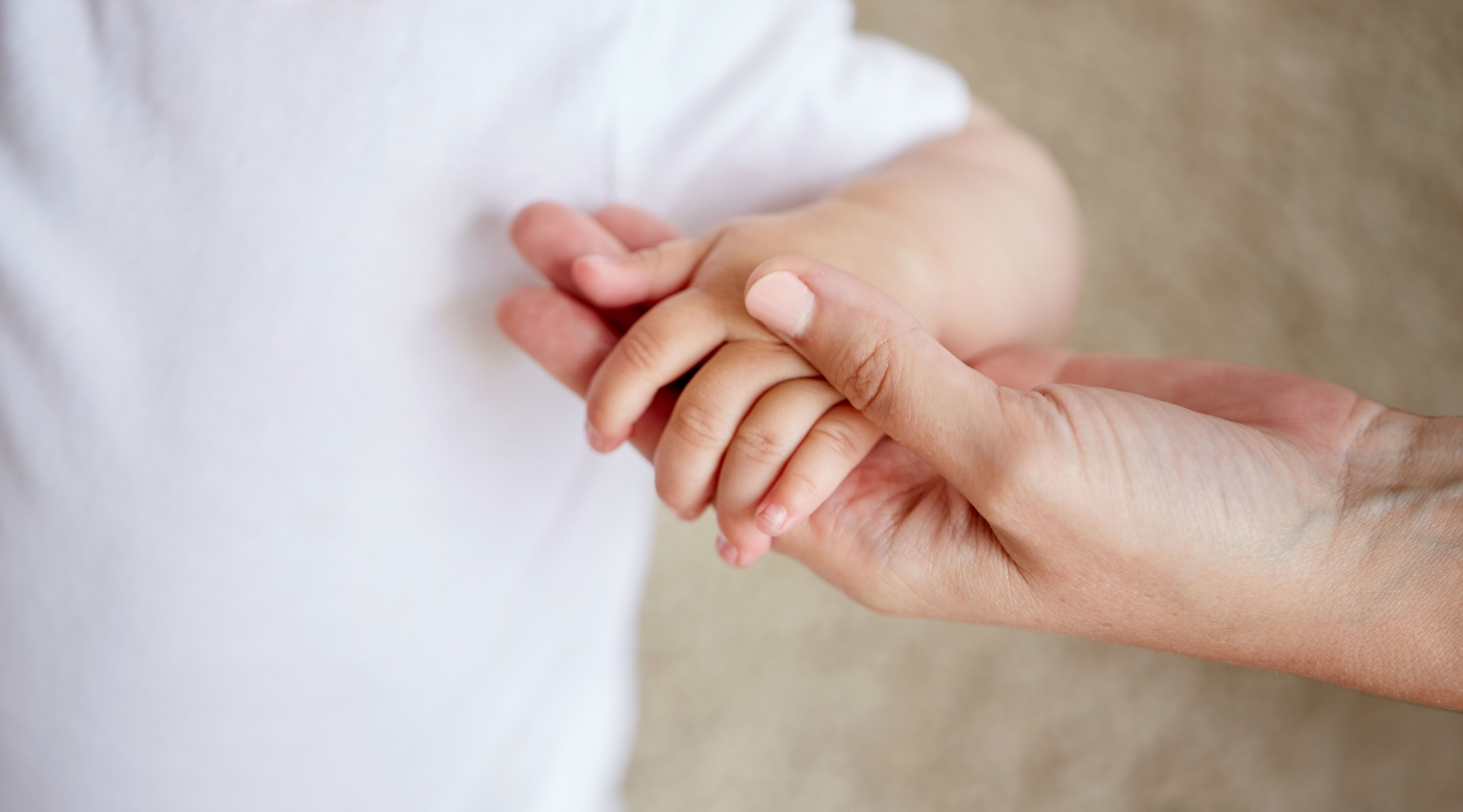 Barn holdes i hånd