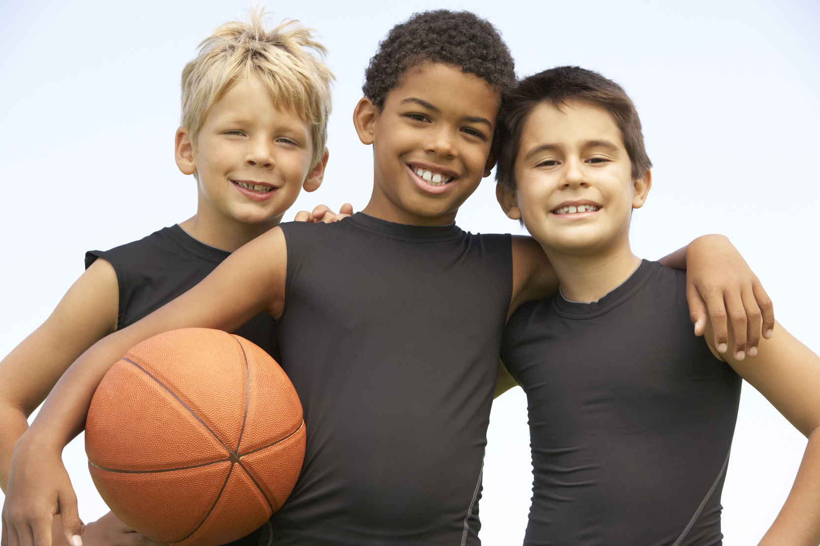 3 drenge med basketball