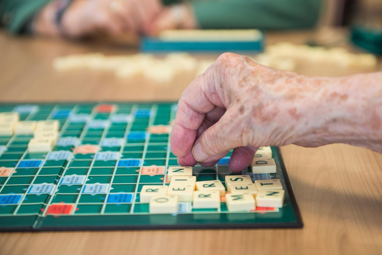 ældre spiller spil