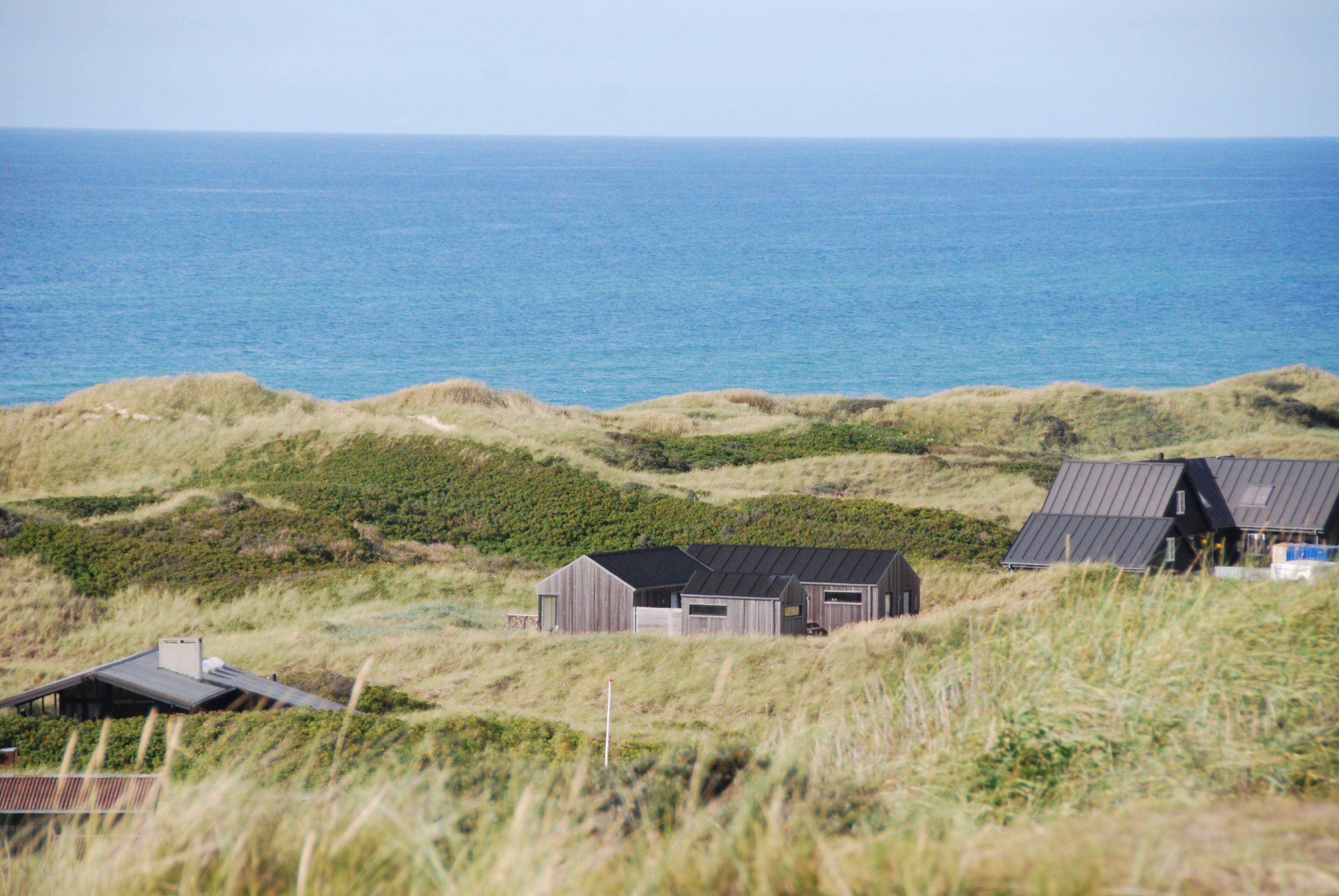 sommerhus område med vand udsigt