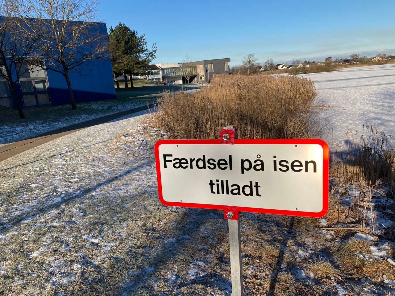 skilt om færdsel på isen