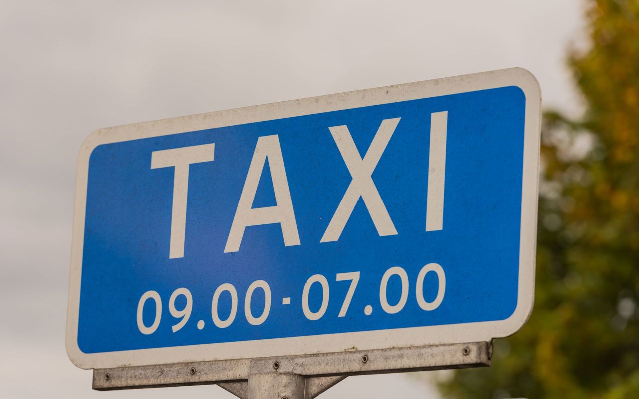 taxi skilt holdeplads