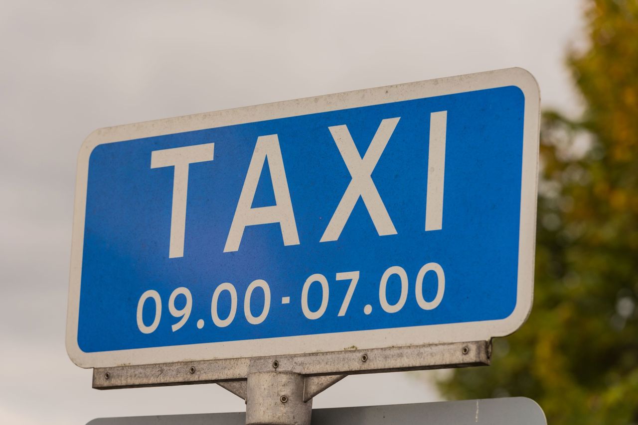taxi skilt holdeplads