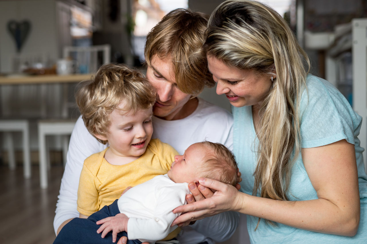 Familie med nyfødt