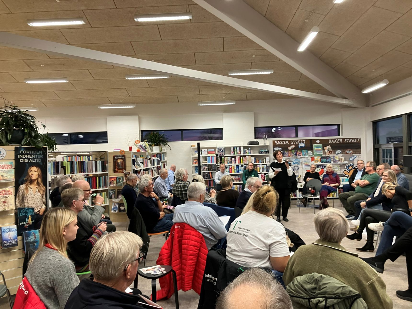 Foredragsholder og publikum på bibliotek
