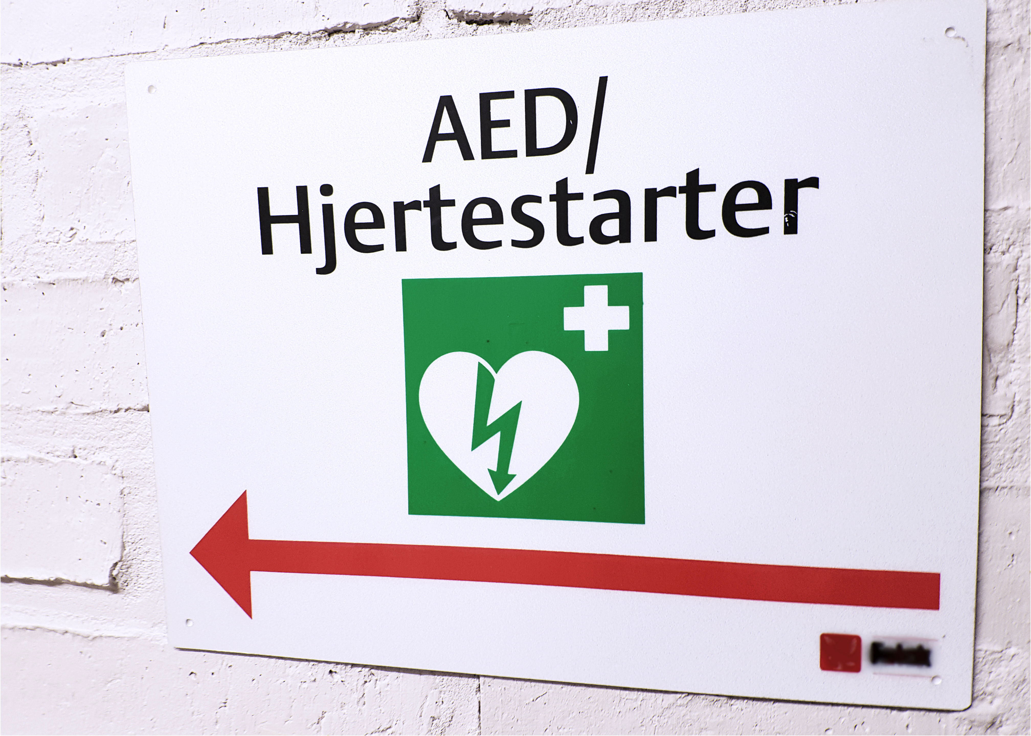 Skilte viser vej til hjertestarter