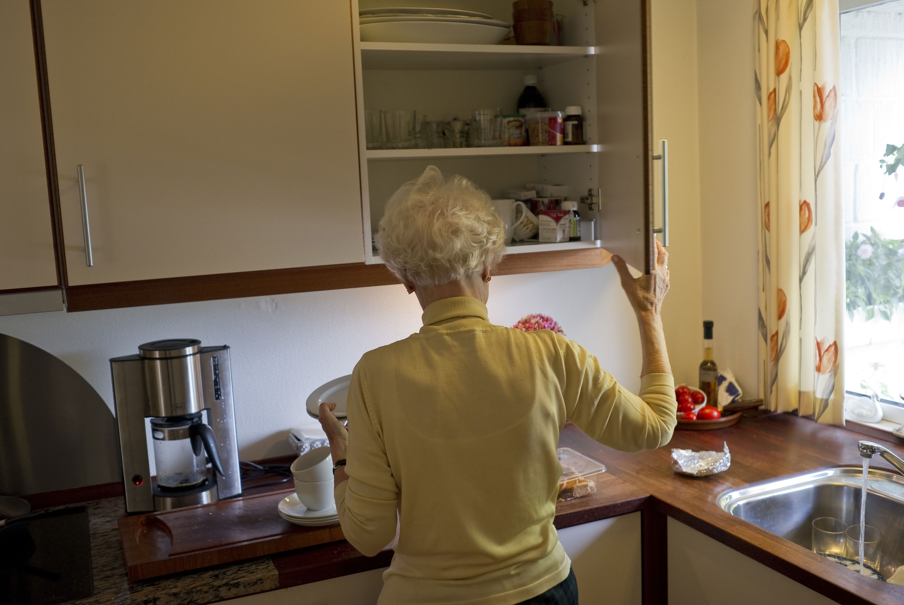 ældre dame i køkken