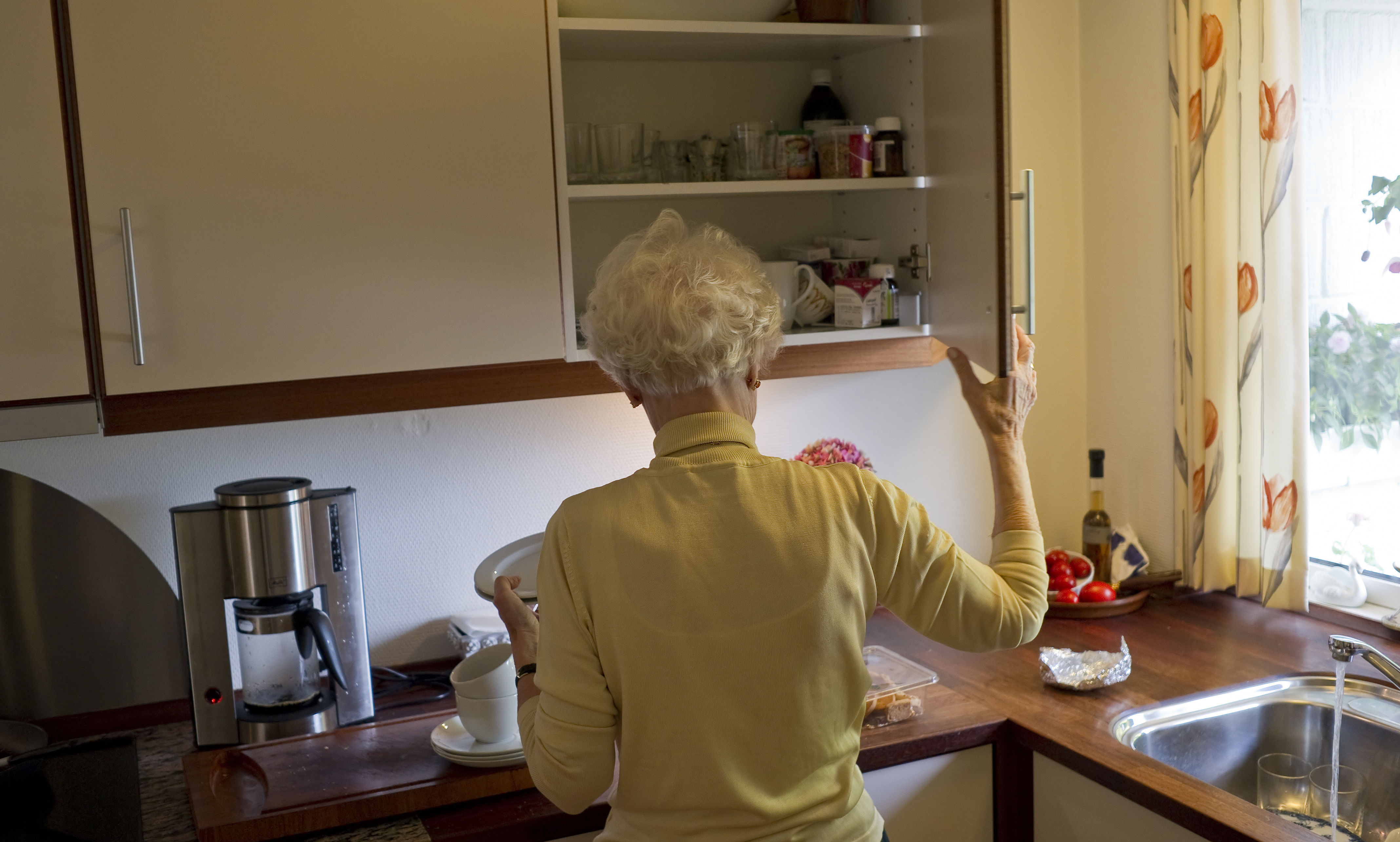 ældre dame i køkken