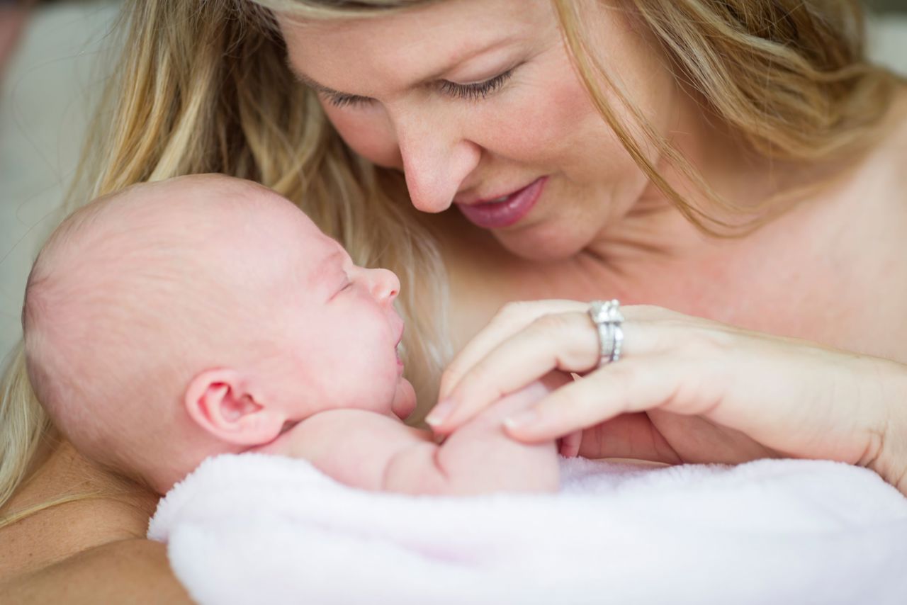 mor med nyfødt baby