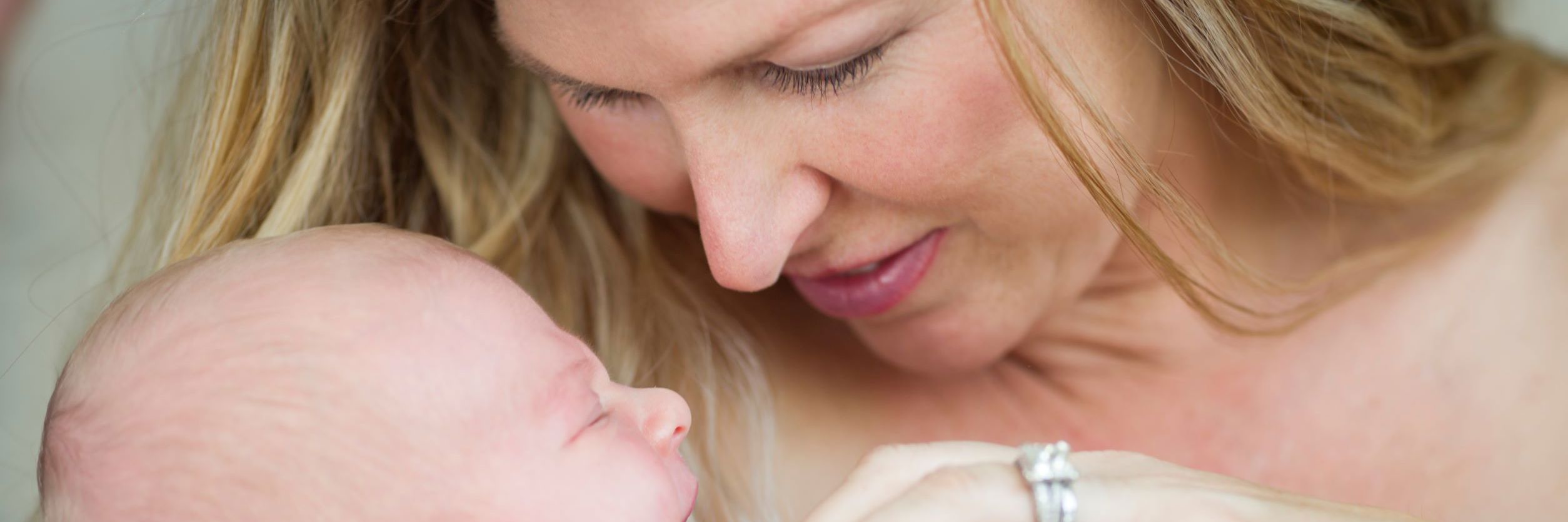 mor med nyfødt baby