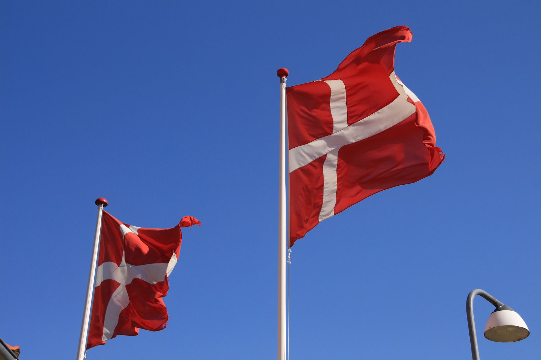 Danske flag mod blå himmel
