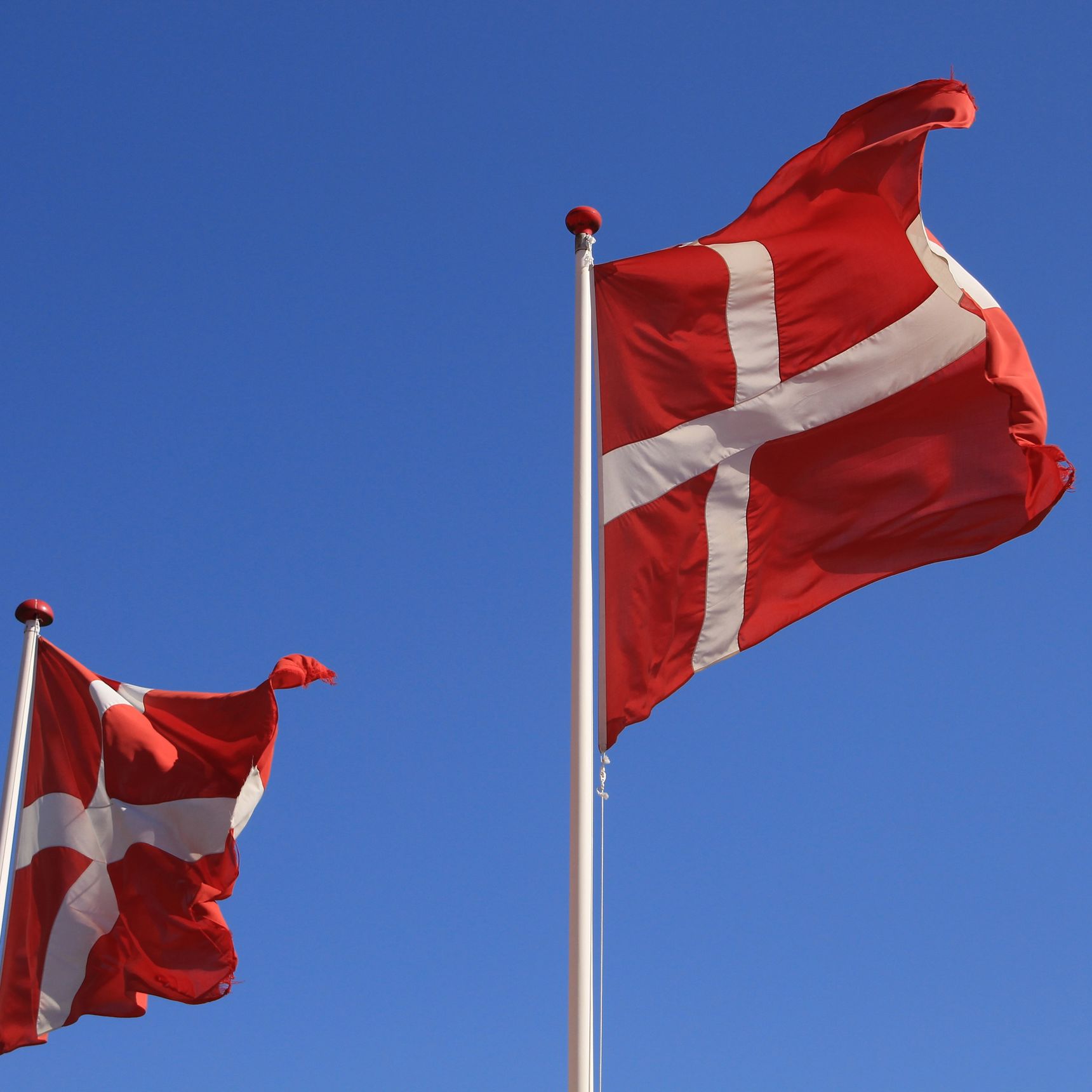 Danske flag mod blå himmel