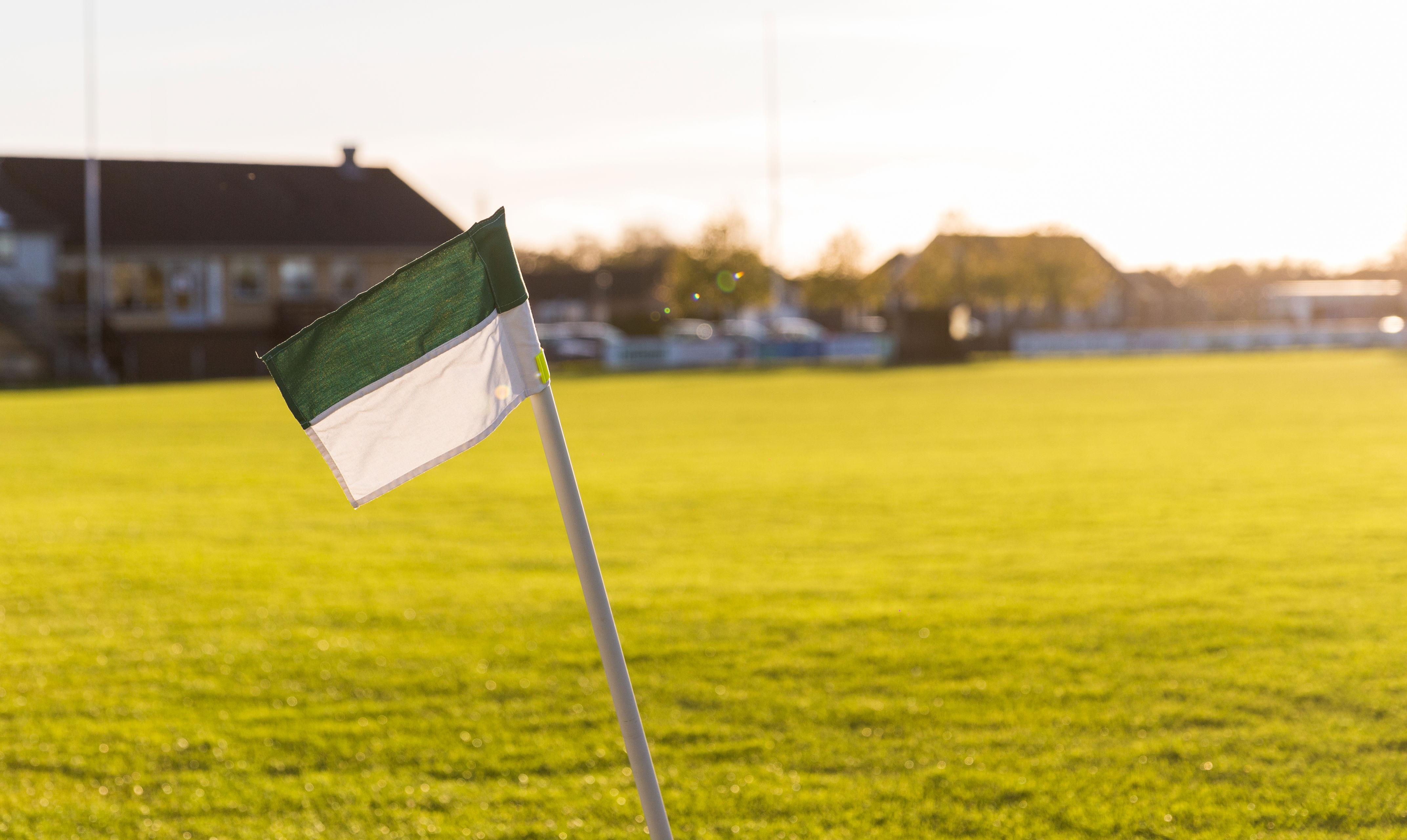 græsbane med flag