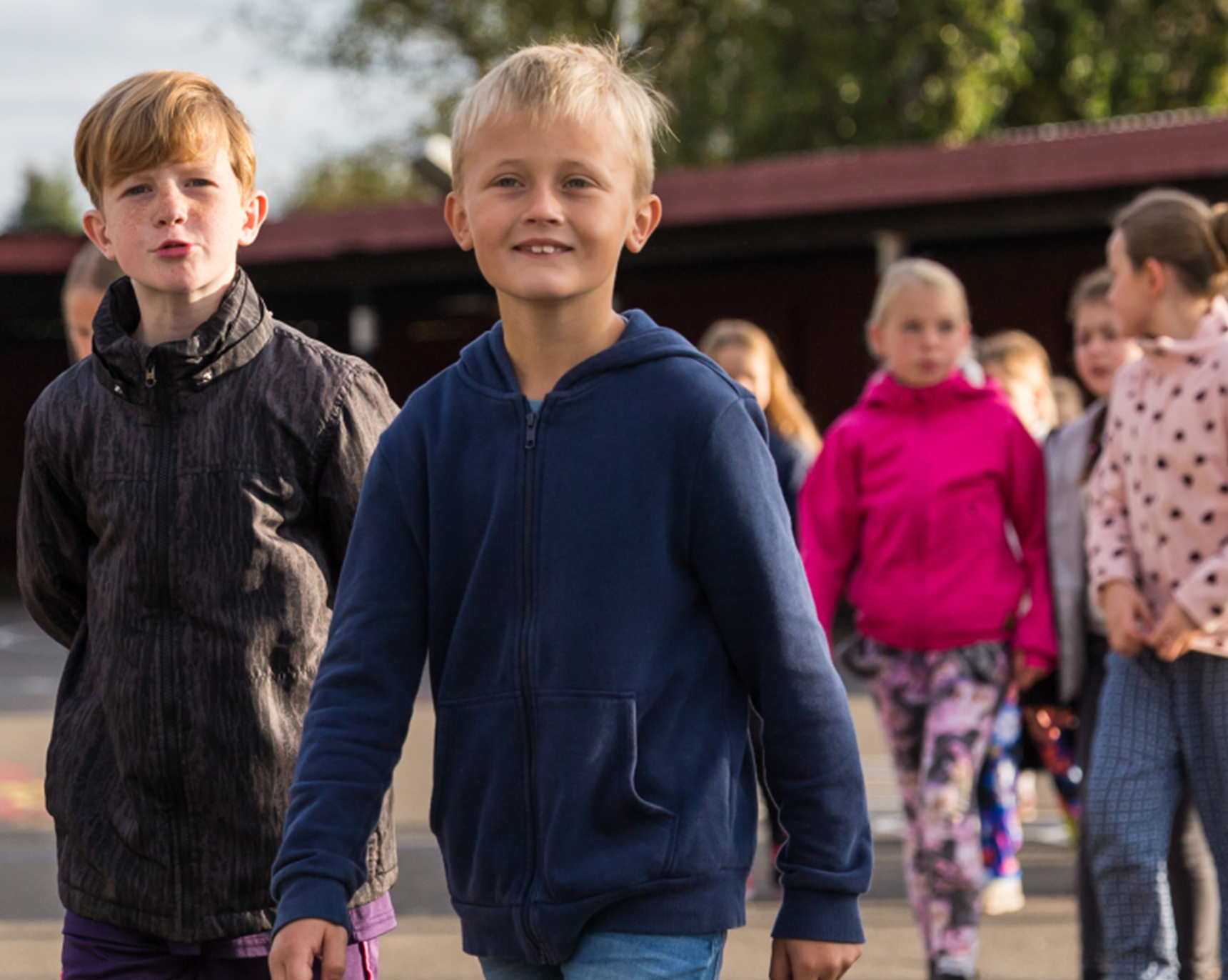 Trekroner børn i skolegård