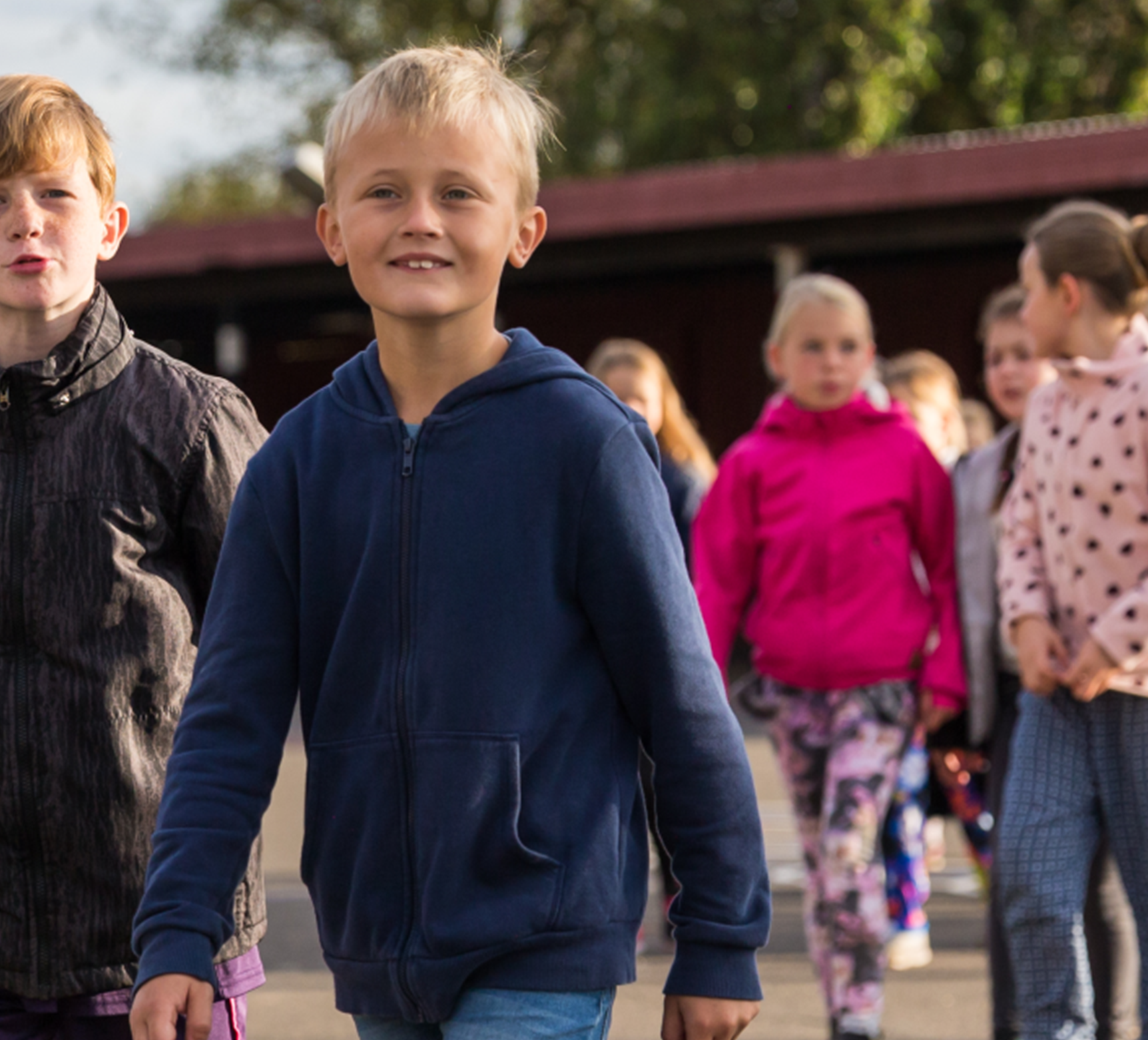 Trekroner børn i skolegård
