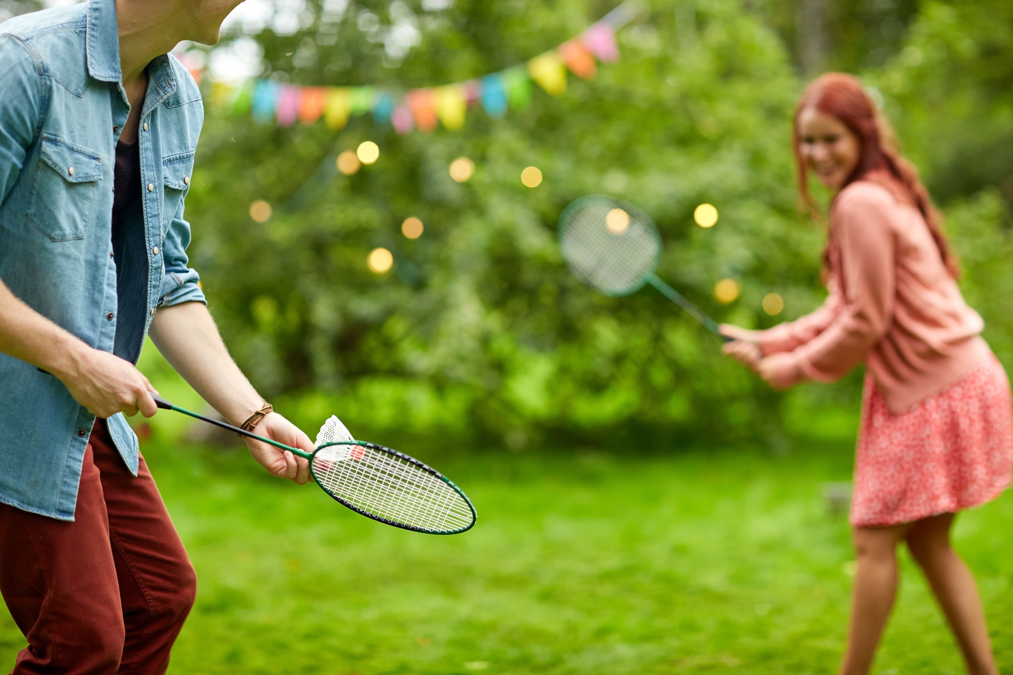 unge spiller badminton