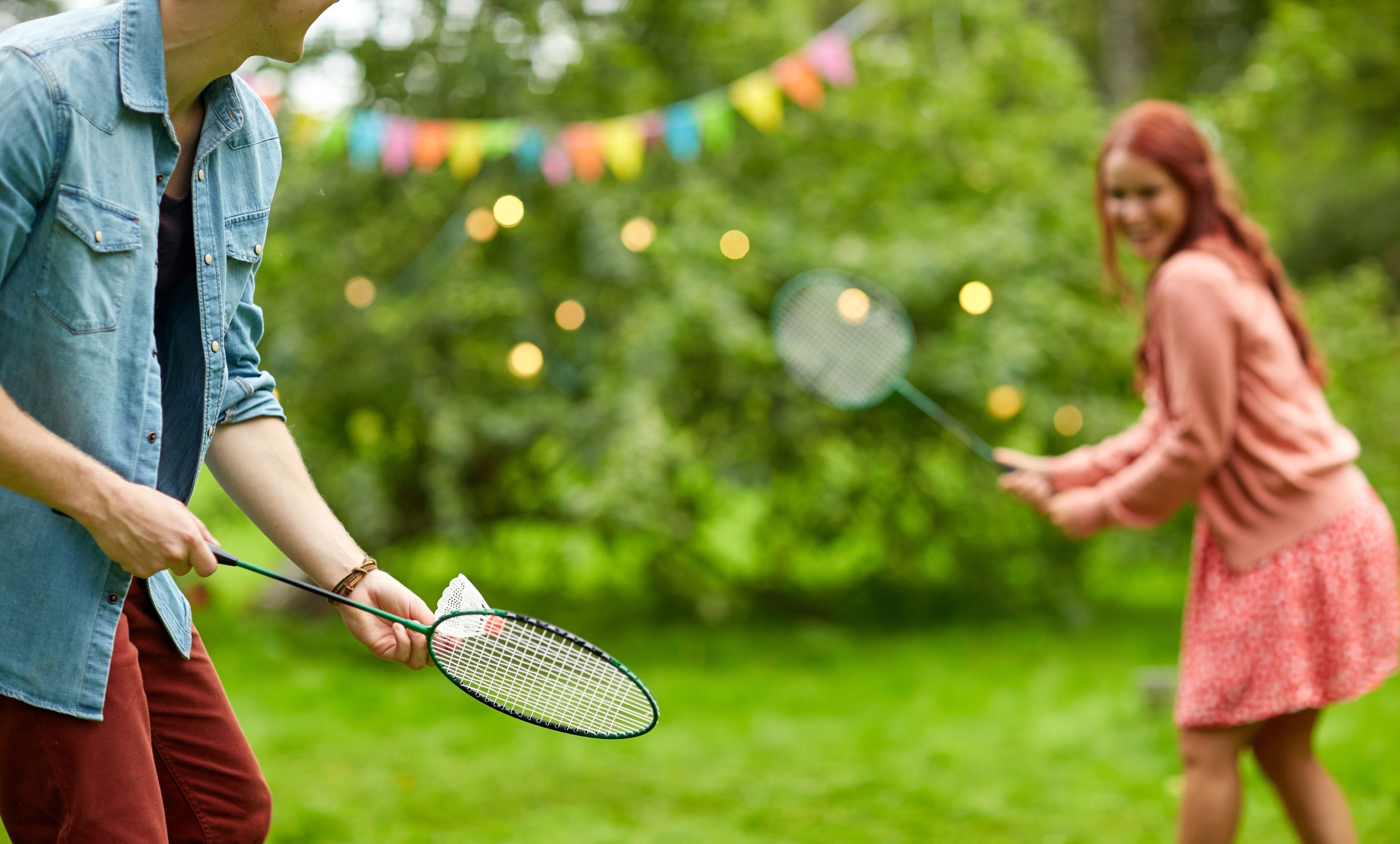 unge spiller badminton