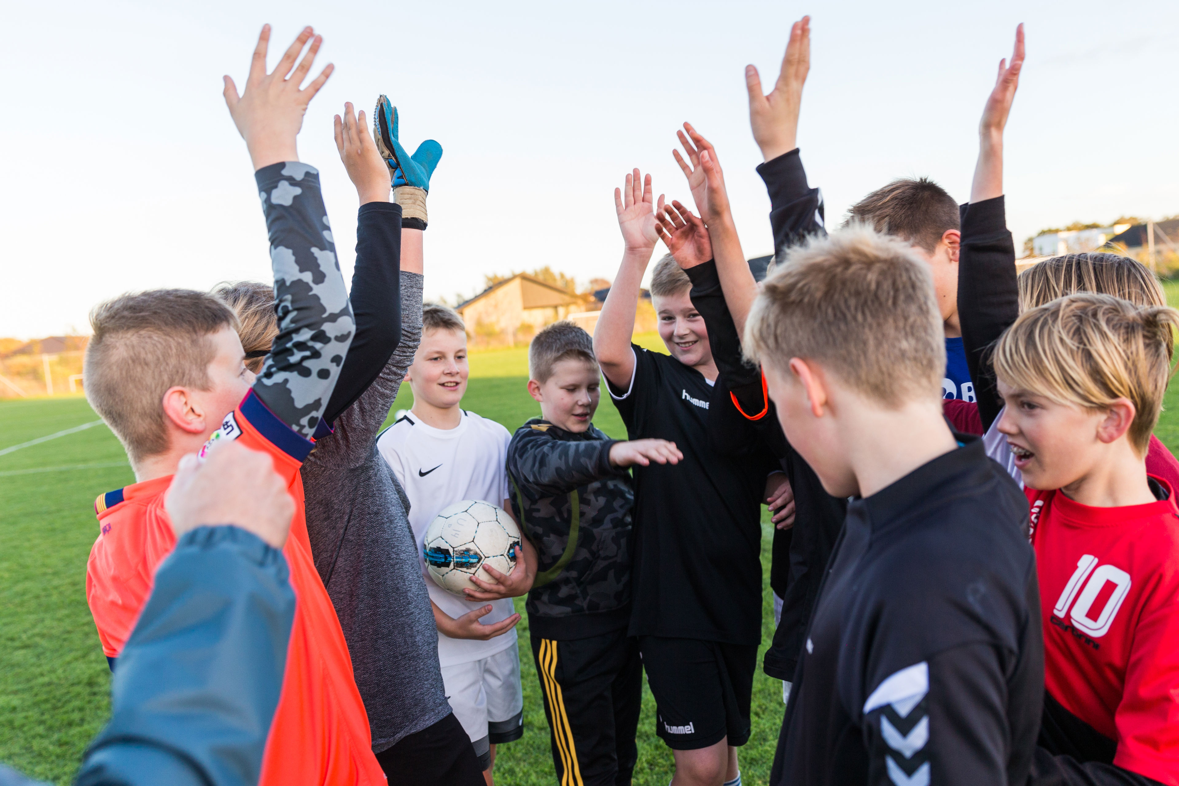 Nørhalne fodbold drenge med armene i vejret