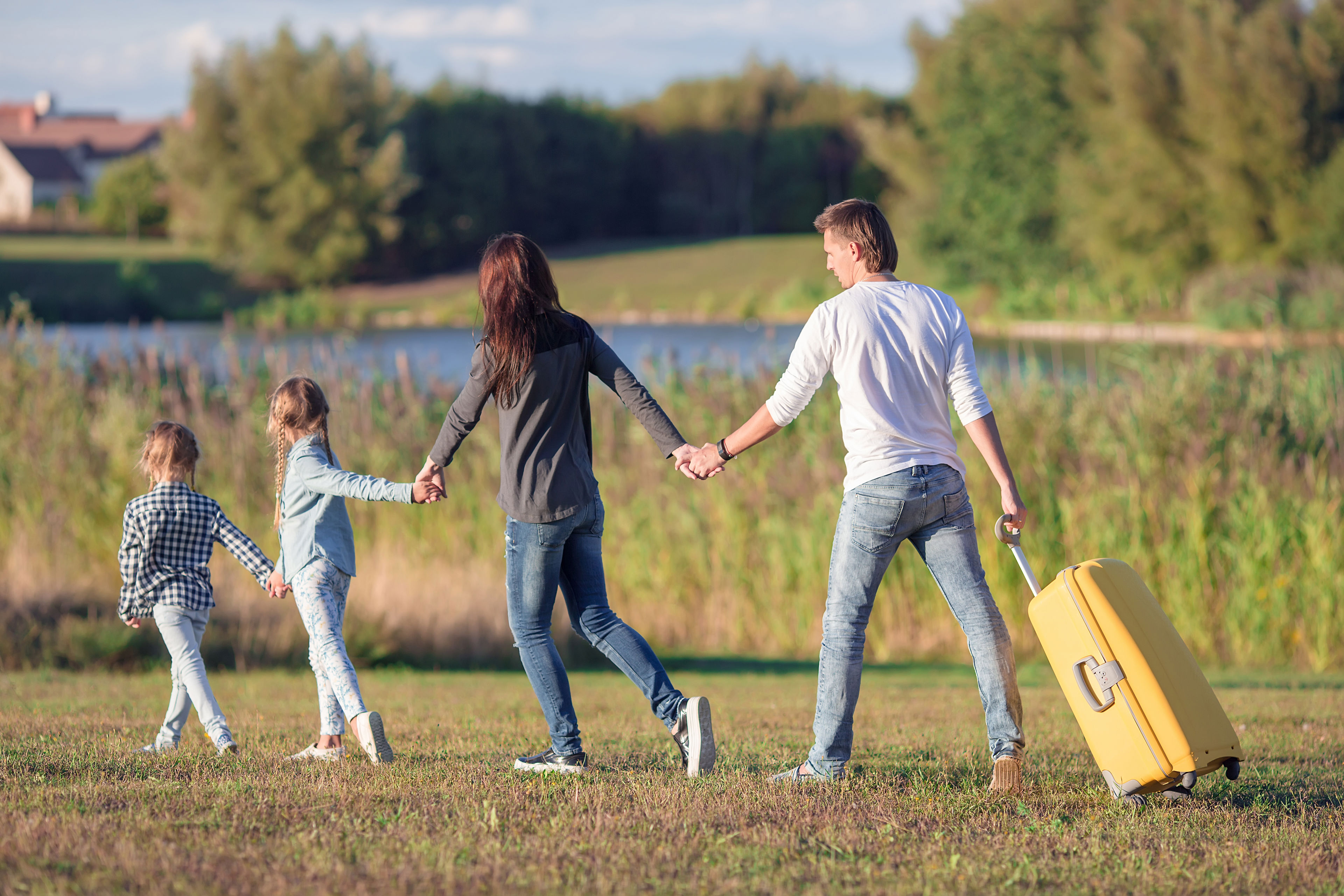 Familie på tur med kuffert