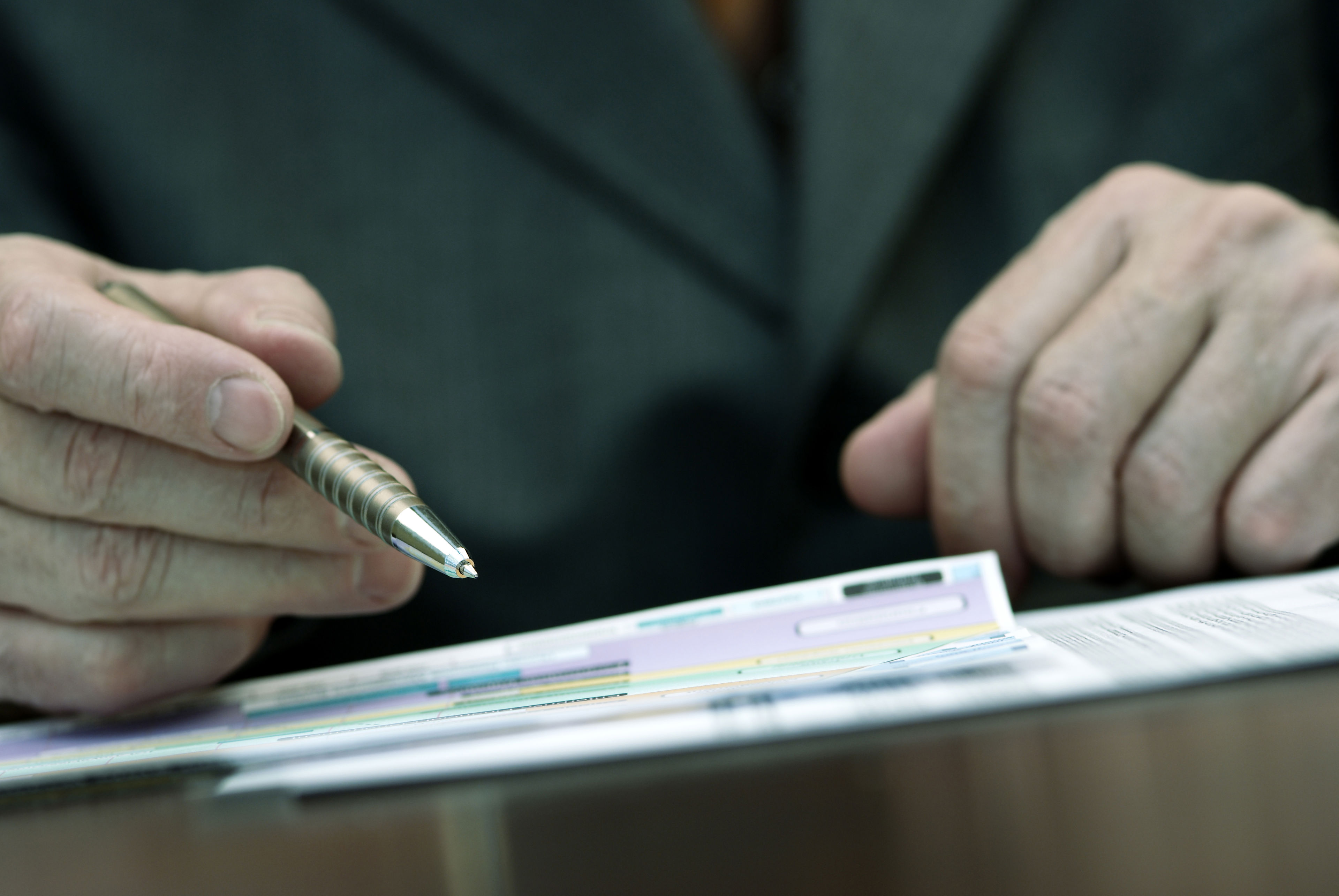 Attest underskrives