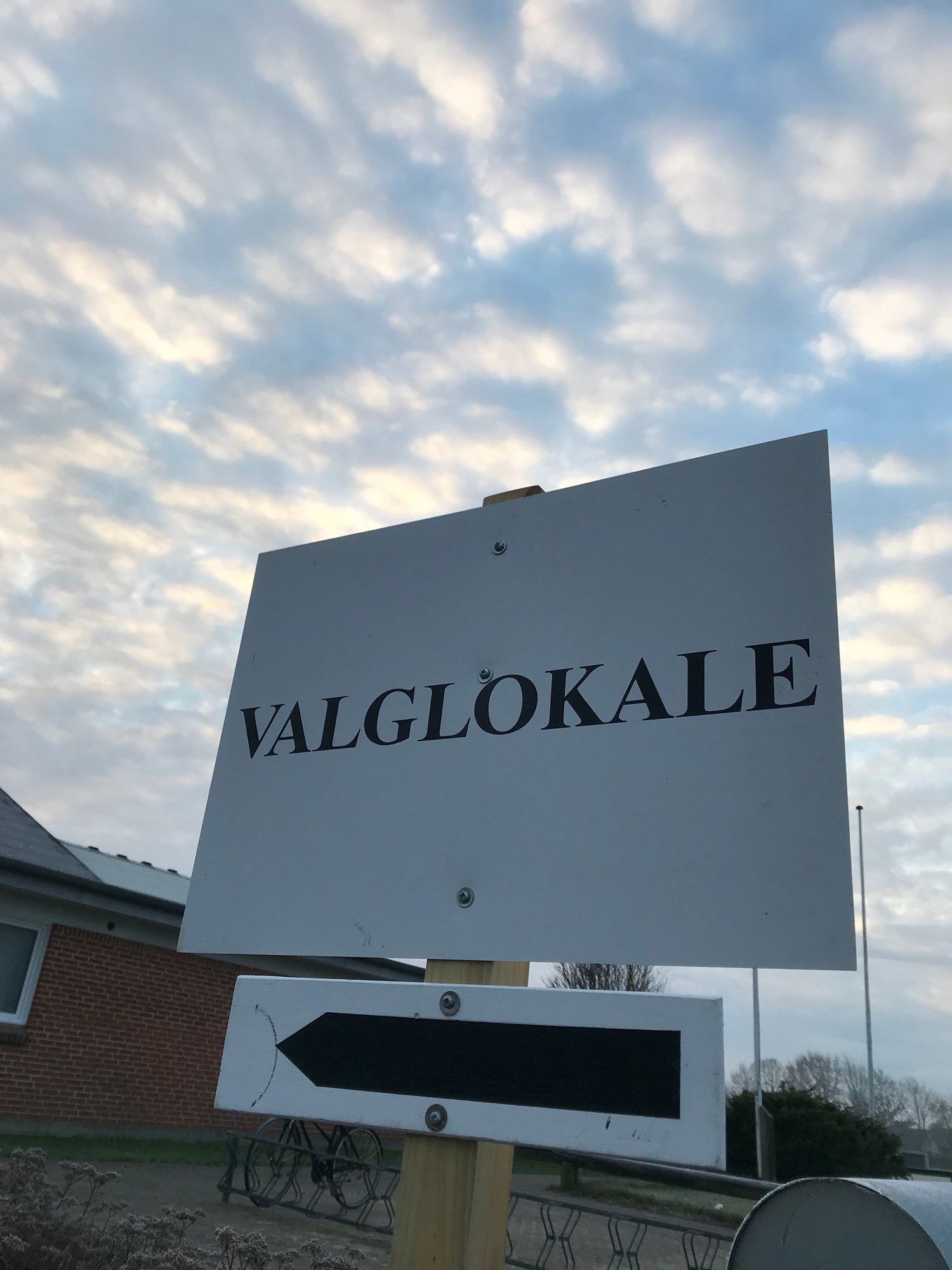 Skilt til valglokale
