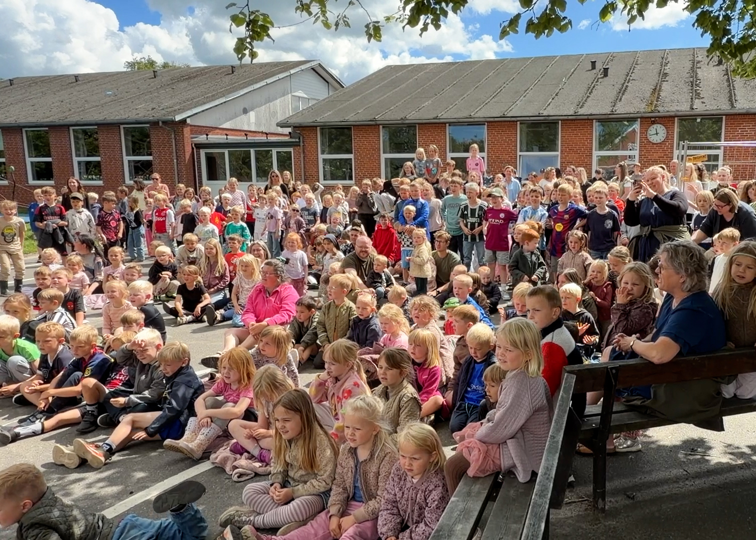 Børn fra Nørhalne Skole og SI overværer spadestik