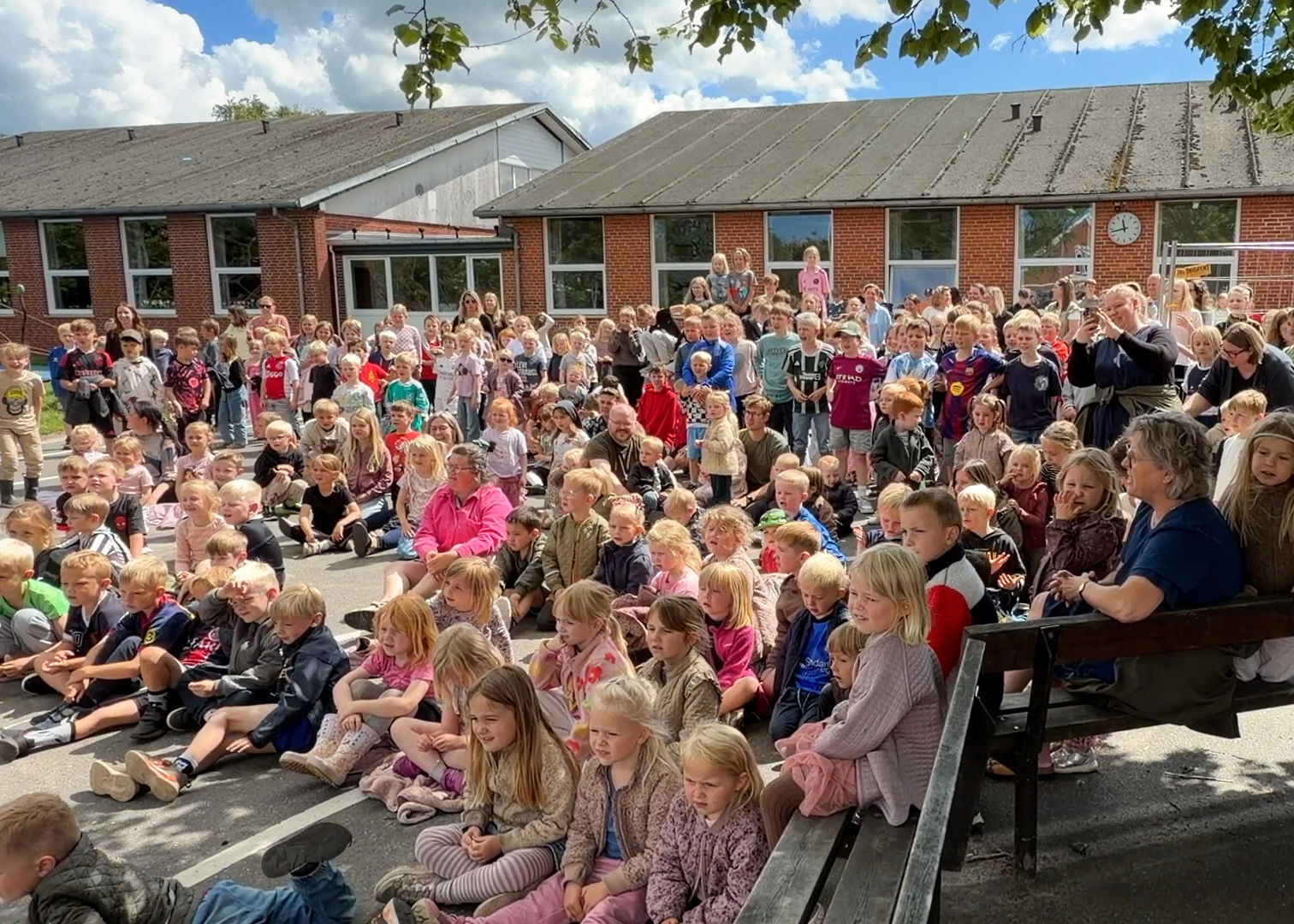 Børn fra Nørhalne Skole og SI overværer spadestik