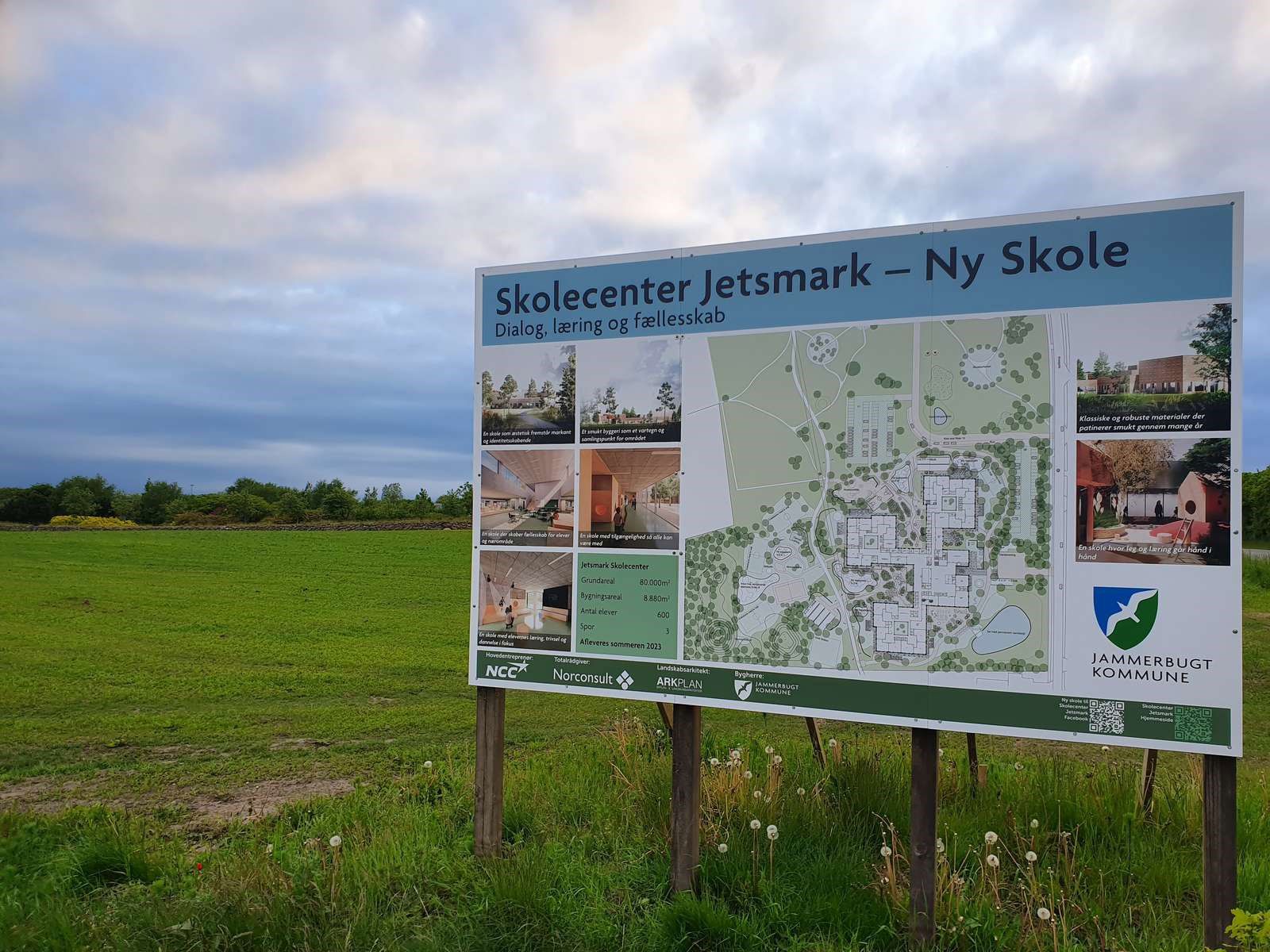 Byggeskilt på marken
