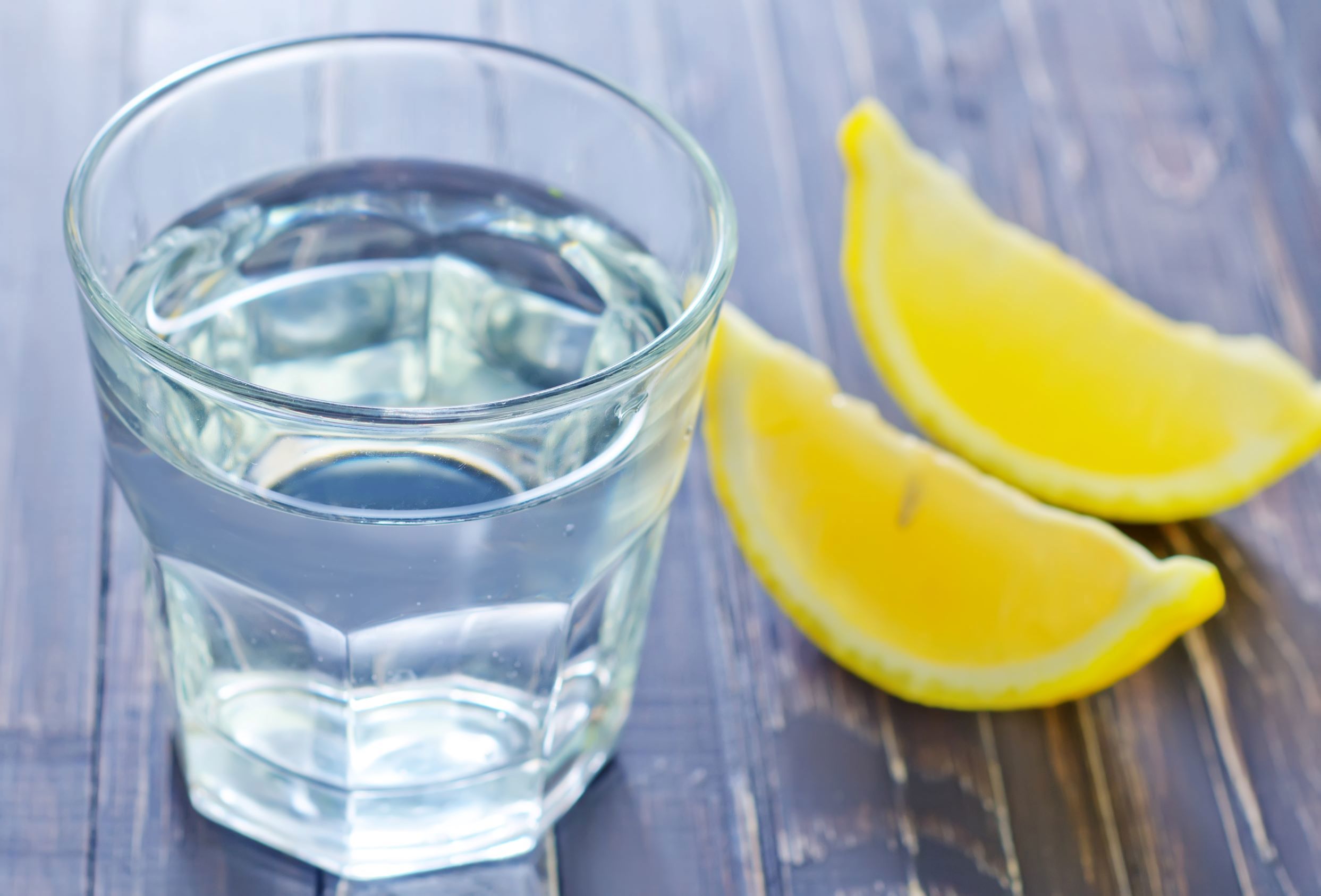 glas vand og citroner